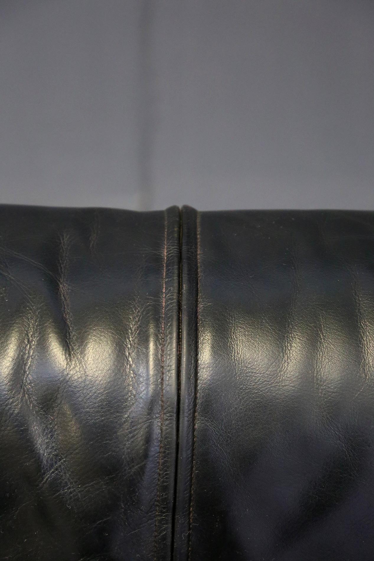Cassina Minimal Black Leather Italian Sofa, 1970s In Good Condition In Milano, IT
