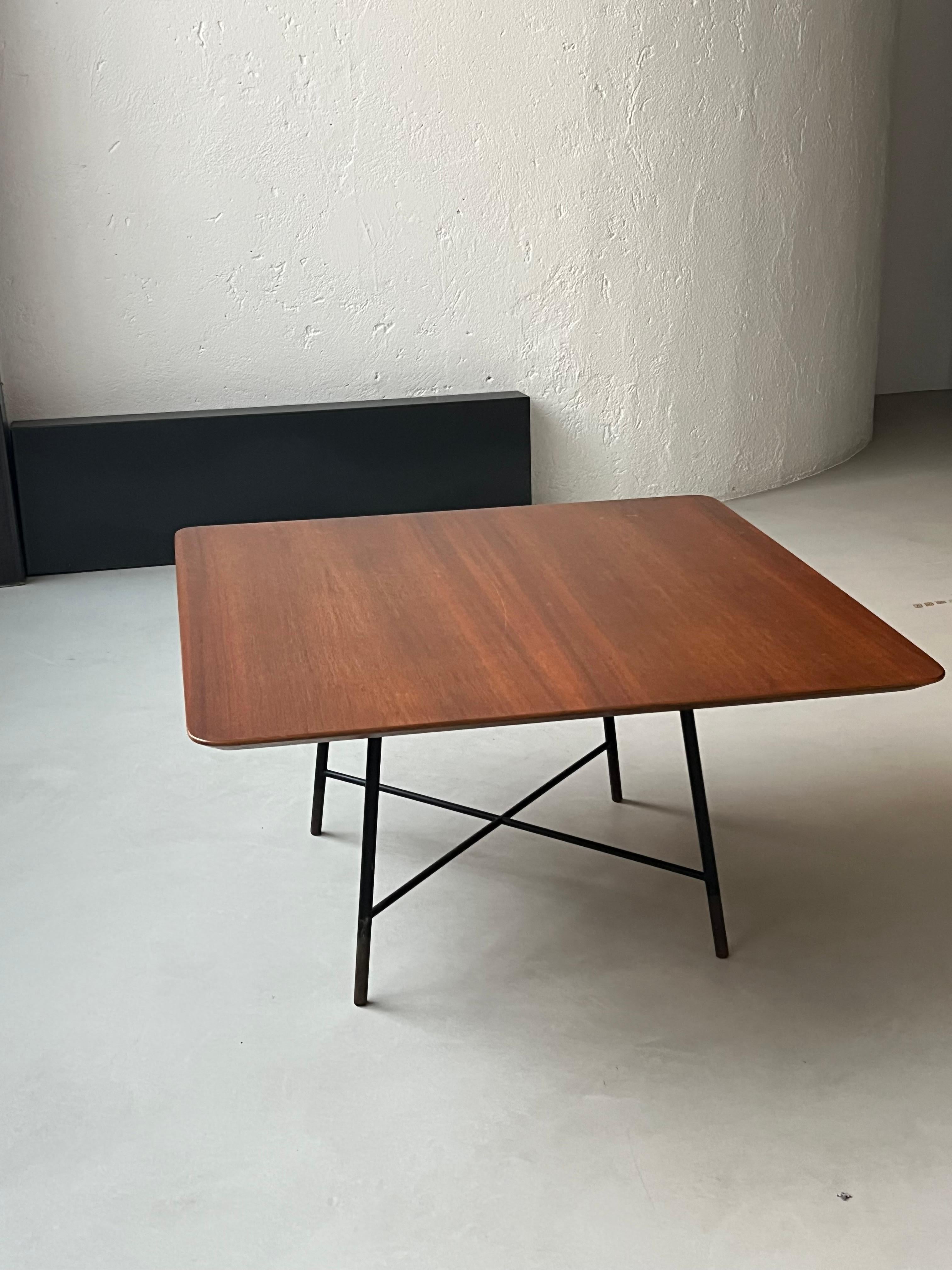 Coffee table in Wood and Metal/Brass by Ico Parisi for Cassina 1957 In Good Condition For Sale In Milano, IT