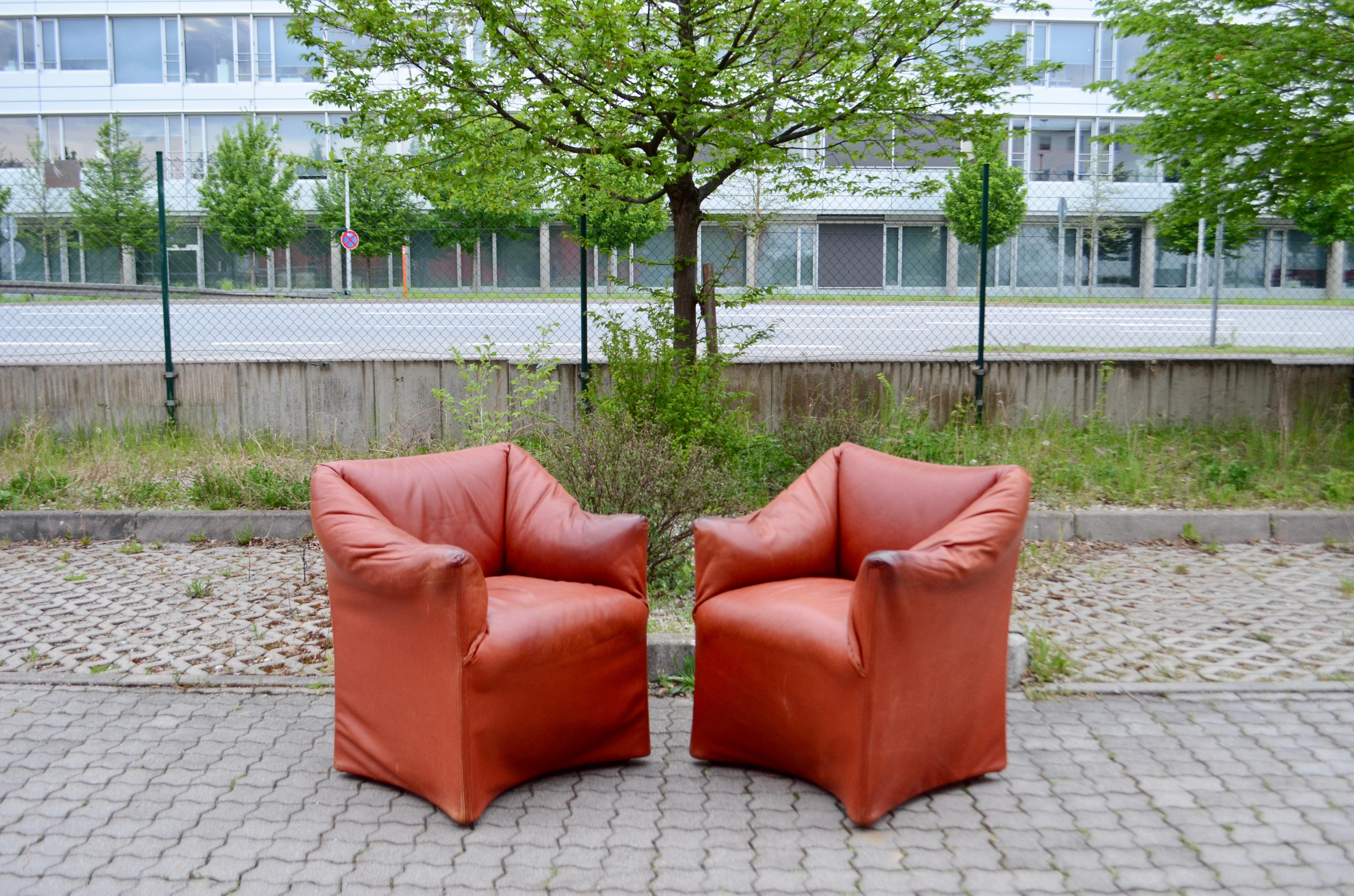 Ces deux chaises ont été conçues par Mario Bellini pour Cassina en 1973.
Le modèle Tentazione est la petite version du fauteuil.
Elle peut être utilisée dans le salon et également comme chaise de salle à manger.
Il est très confortable.
Le cuir est