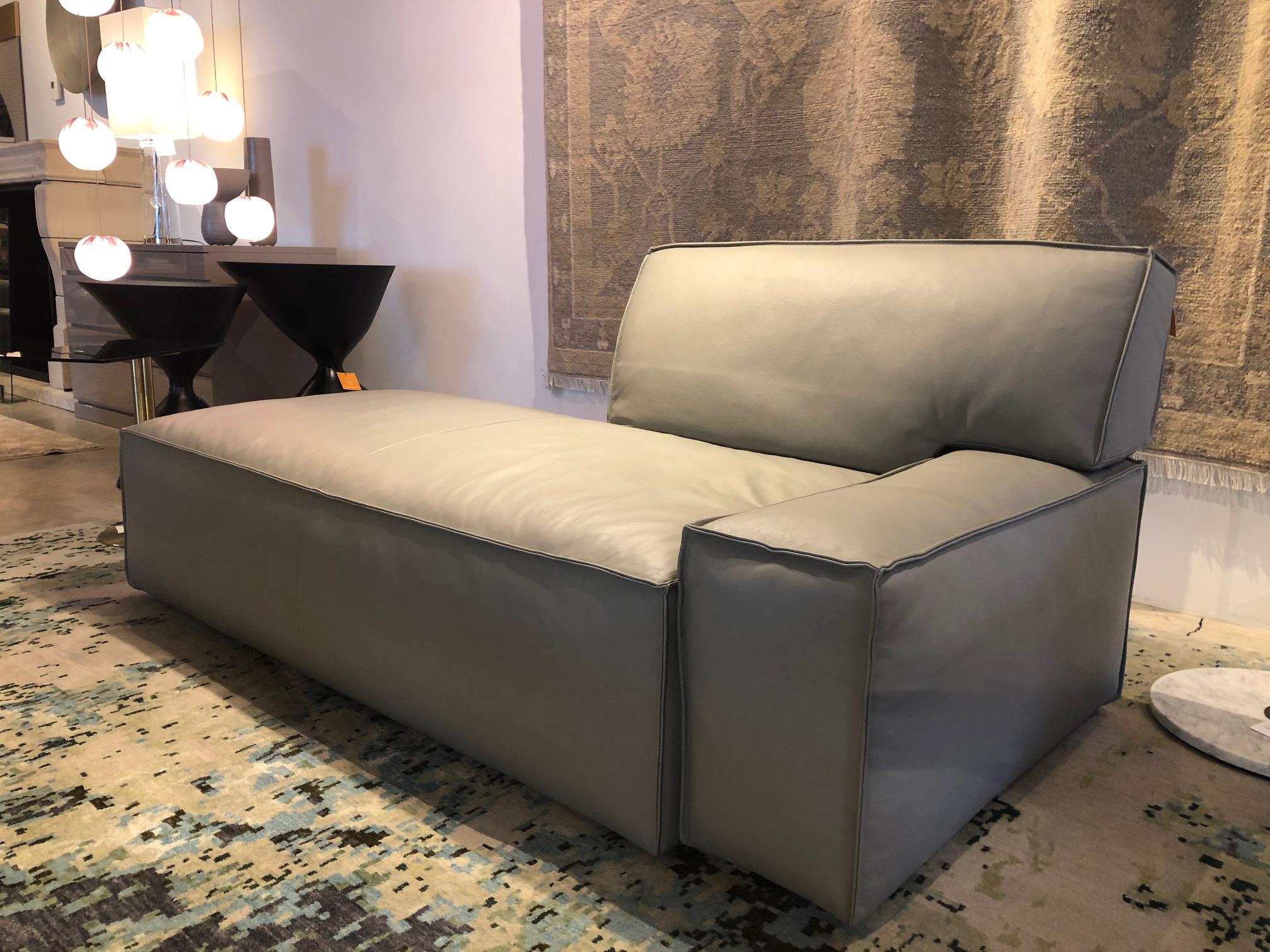 My World leather chaise is part of a living space system, an invitation to comfort, yet at the same time to connection. It is a challenge that reflects the needs and habits of an ever-changing world in which work and leisure time play any key role.