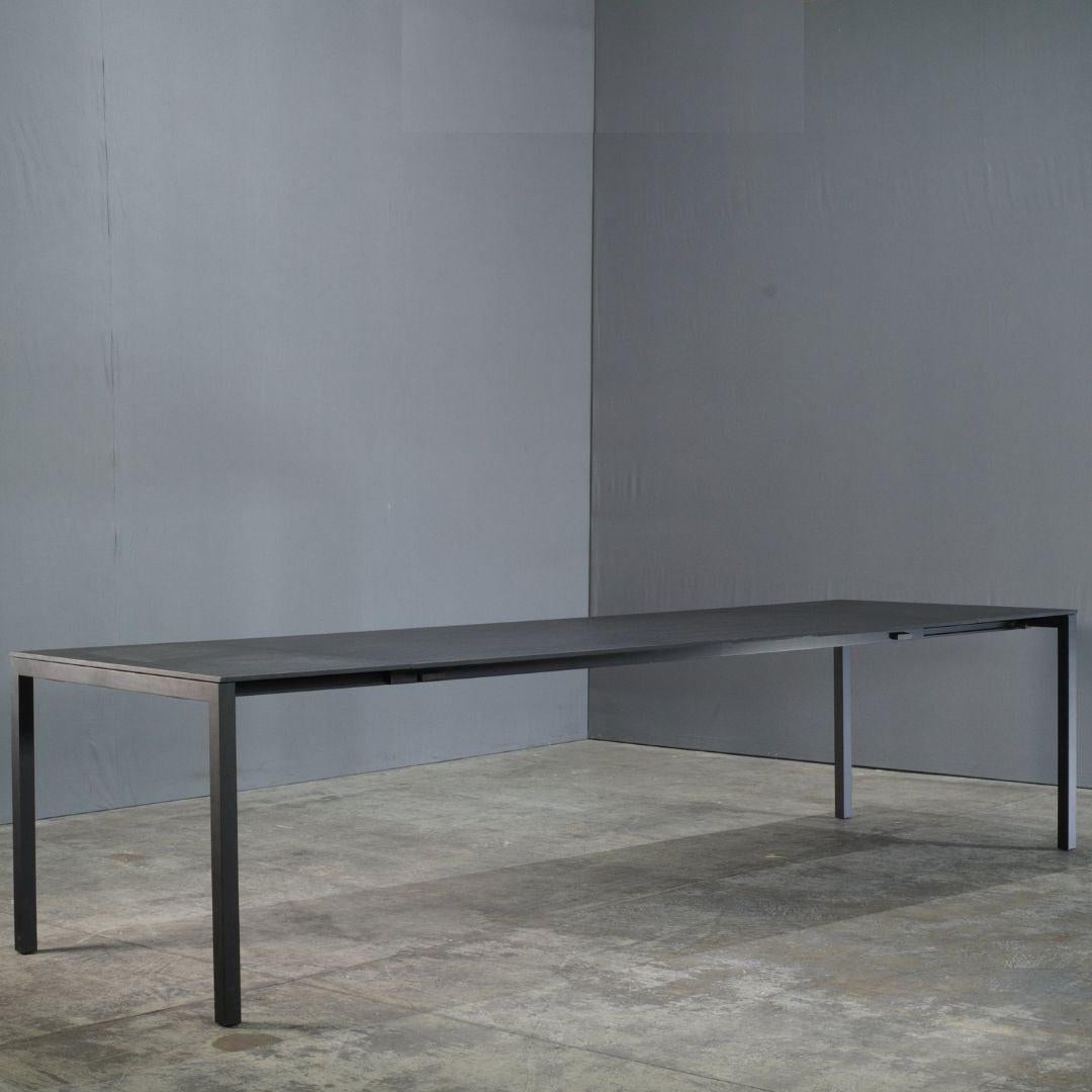 La Mesa Extensible Cassina Naan de Piero Lissoni ejemplifica la elegancia minimalista con su diseño refinado y ultrafino. Su estructura extensible, fabricada en madera maciza con distintos acabados, combina a la perfección funcionalidad y estética,