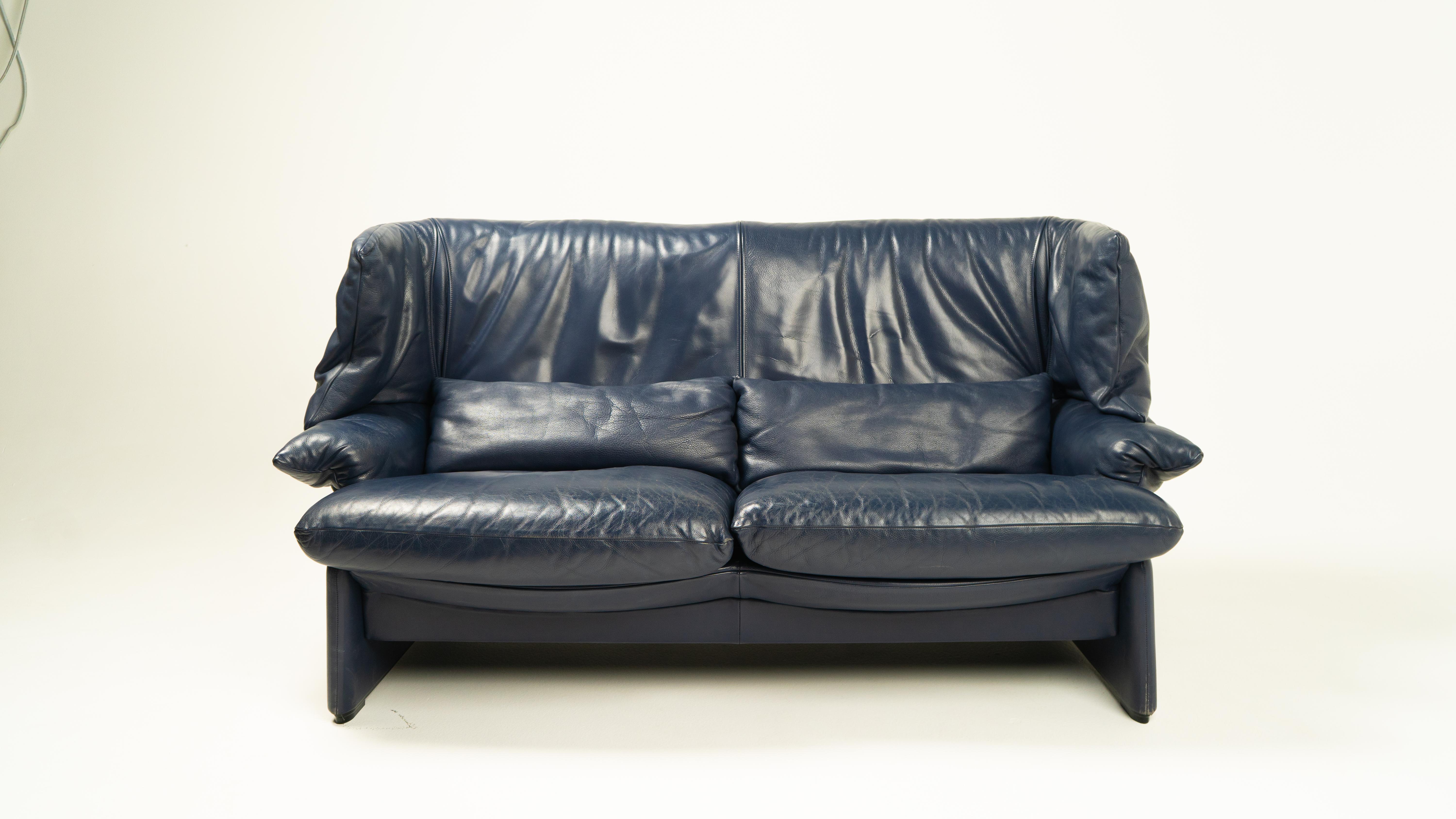 Divano Portovenere di Vico Magistretti per Cassina, anni '80

Divano Portovenere originale disegnato da Vico Magistretti per Cassina, prodotto in Italia negli anni Ottanta. Il pezzo è caratterizzato da una geometria pulita e ben definita, da forme