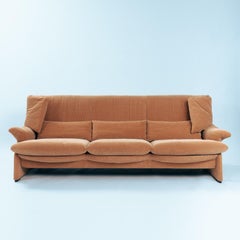 Canapé Cassina Portovenere de Vico Magistretti à dossier haut, en tissu couleur pêche, années 80
