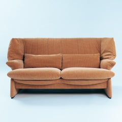 Canapé Cassina Portovenere de Vico Magistretti à dossier haut, en tissu couleur pêche, années 80