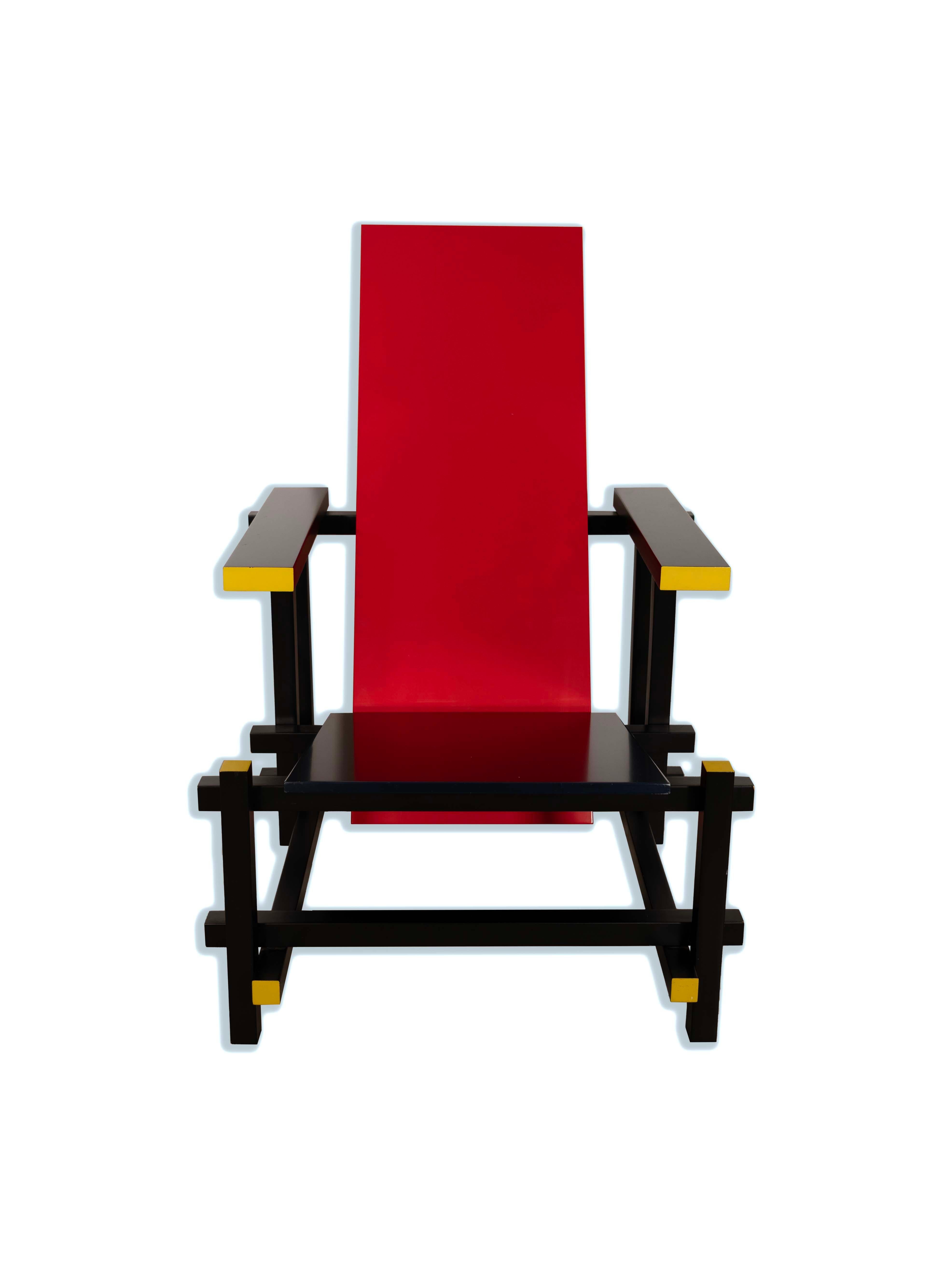 Der kühne und kunstvolle Cassina Red, Blue and Yellow Chair ist ein markantes Stück modernen Designs aus der Mitte des Jahrhunderts von Gerrit Thomas Rietveld. Die geometrische Form und das primäre Farbschema spiegeln den Einfluss der