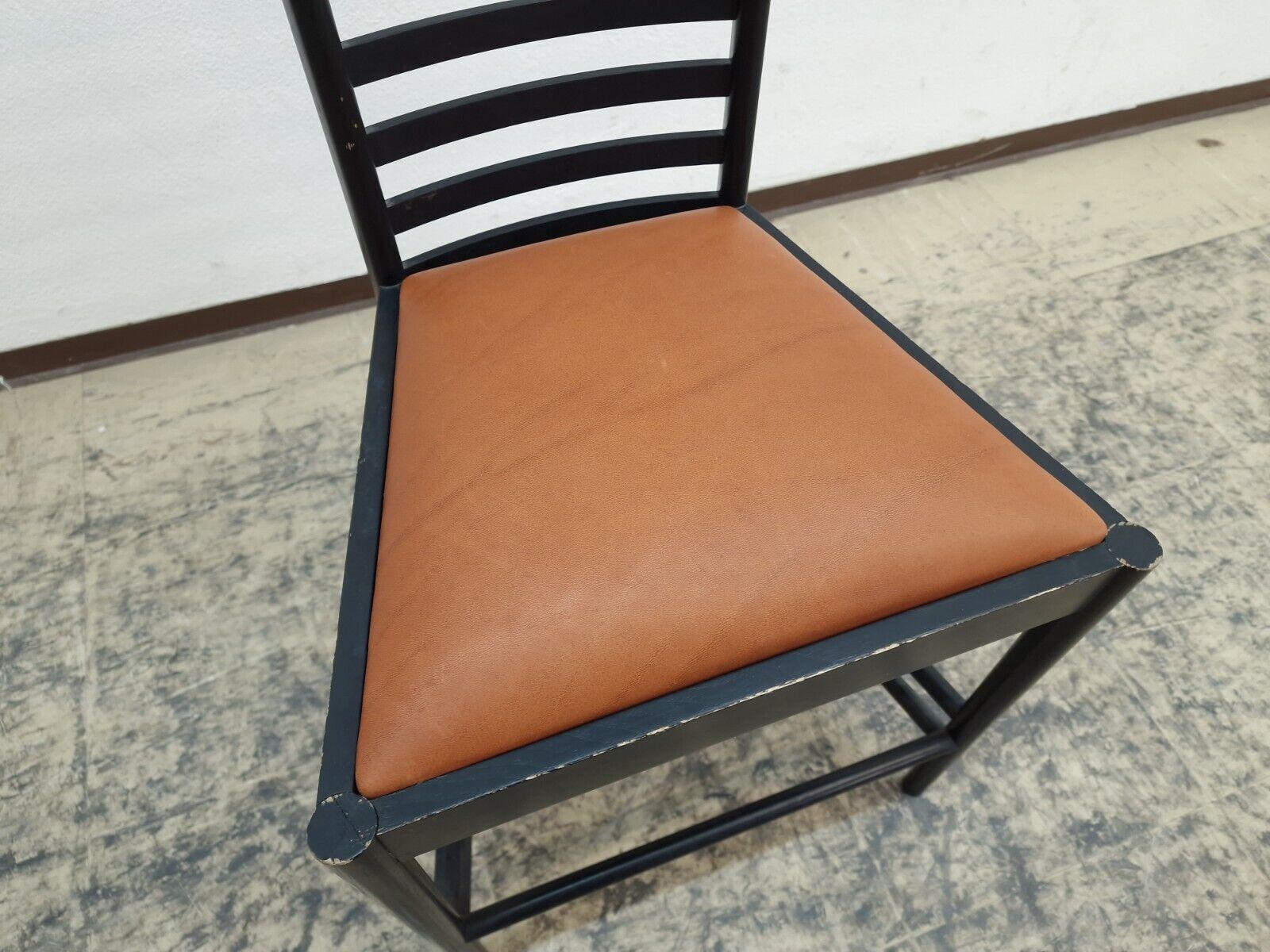 Cassina Rennie Hill House chair, designed von Charles R. Mackintosh, von 1970.



Aus ebonisiertem Eschenholz und Leder. Rückenlehne ist wesentlich höher als der gepolsterte Sitz. Bezogen mit grünem Samt.

Neu bezogene Sitzfläche.


Maße

B/T/H

41