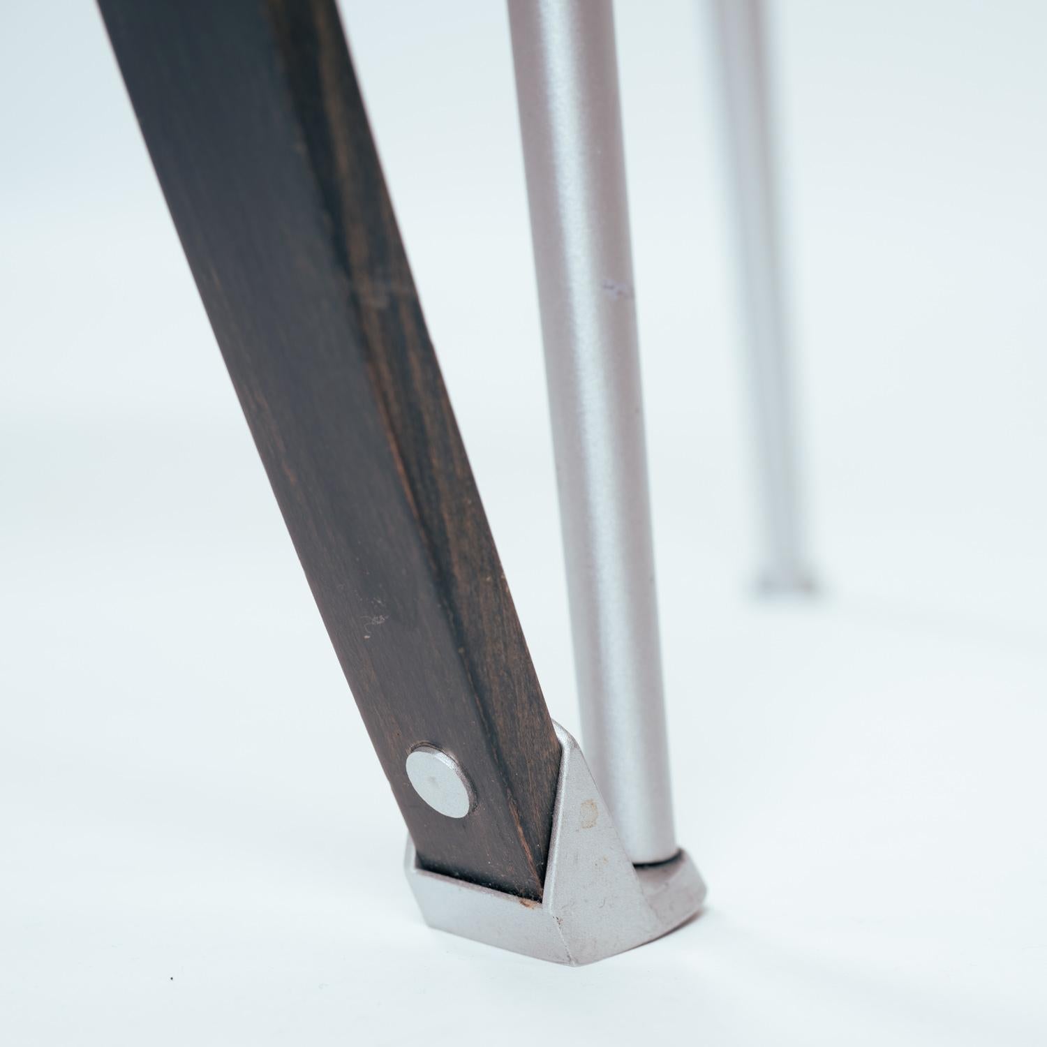 Wunderschöne Esstischsessel 'Revers' von Andrea Branzi für Cassina mit Armlehnen aus braunem Buchenholz, die mit Bändern an Aluminiumrahmen befestigt sind, und passenden Sitzen. Signiert mit Cassina Labels unter den Sitzen.

Diese 1993 entworfenen