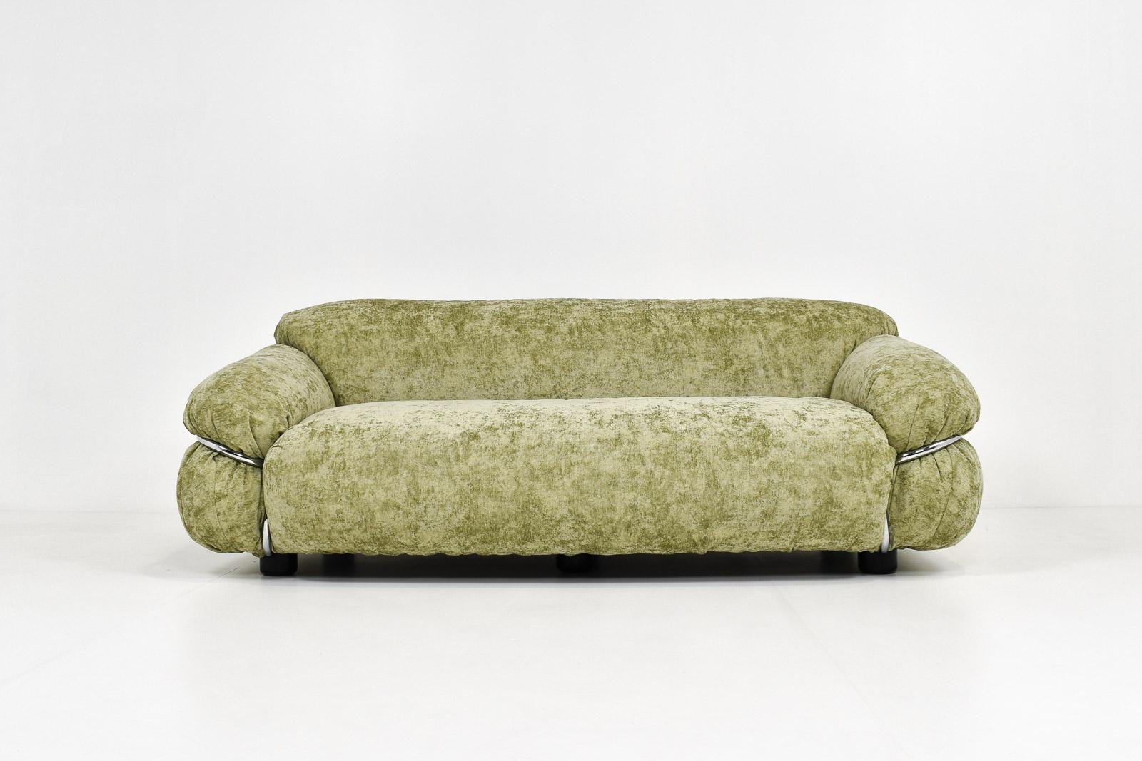 Original Cassina edition, designed by Gianfranco Frattini in 1969. 
Newly upholstered in high-quality sage green velvet fabric. 
Foam, fabric and chromed tubular metal frame in excellent condition.