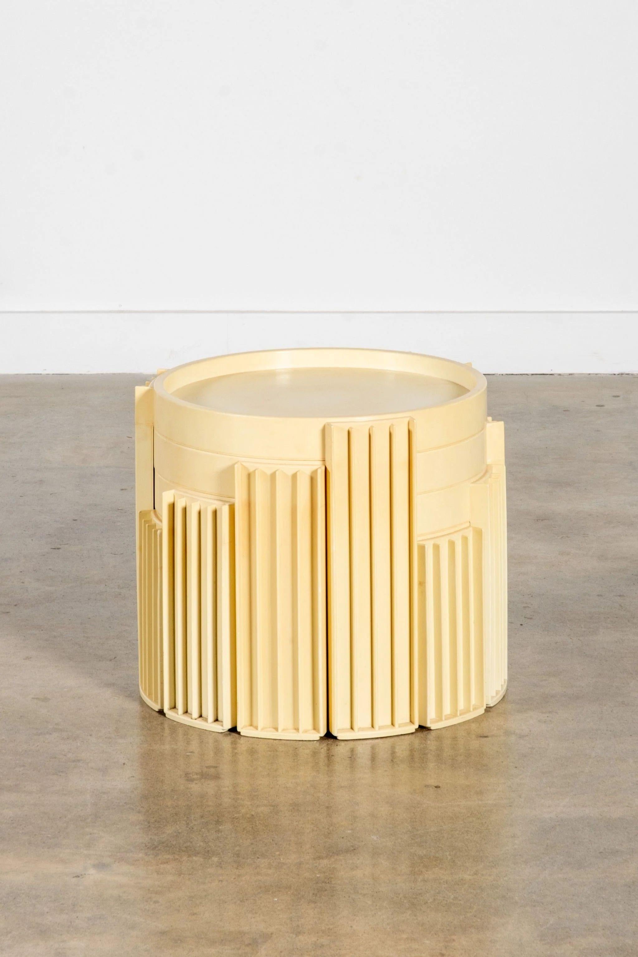 Die Mitte der 1960er Jahre von Gianfranco Frattini für Cassina entworfenen Marema-Esstische sind ein herausragendes Beispiel für die italienische Moderne. Vier niedrige Tische, die sich zu einer skulpturalen, trommelartigen Form stapeln und dann in