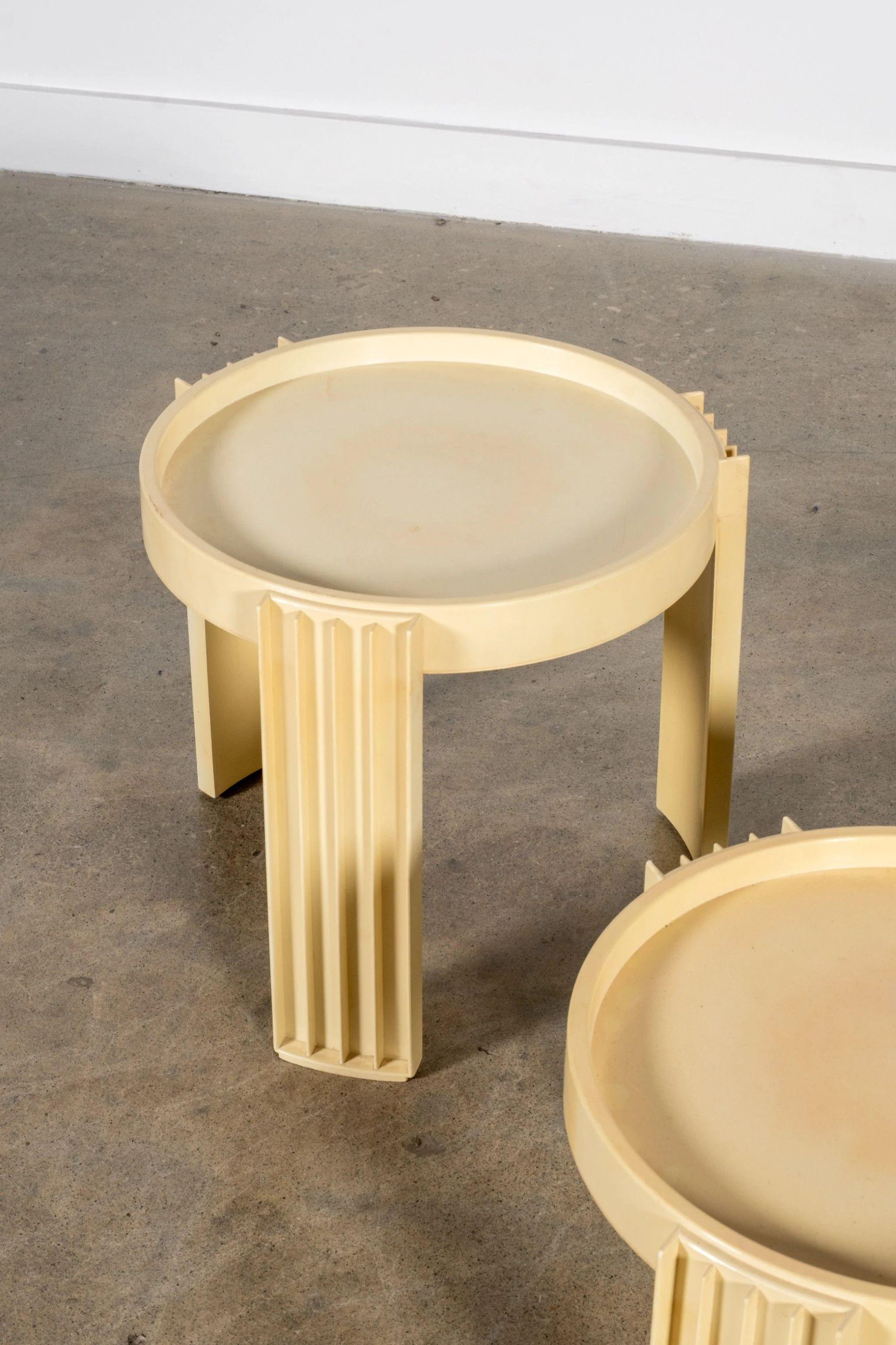 Cassina Satz 1960er 'Marema' Nisttische von Gianfranco Frattini (Kunststoff) im Angebot