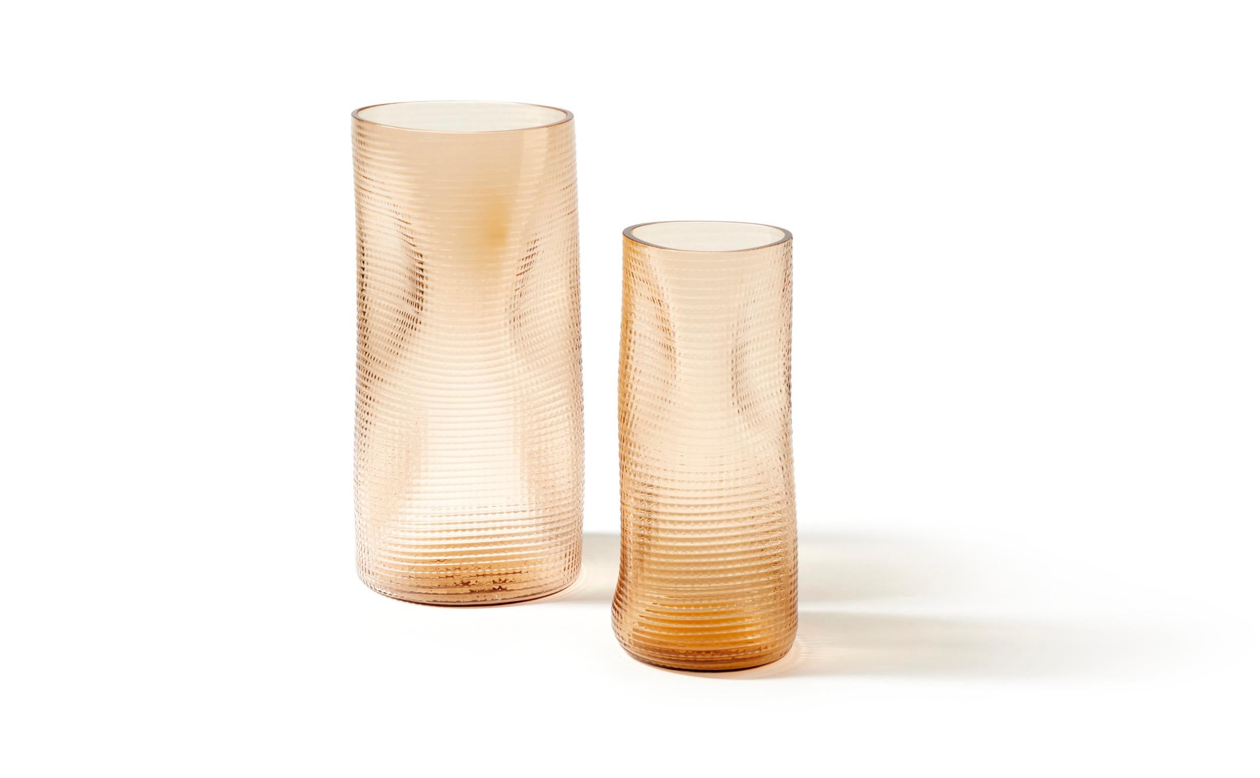 Cassina Set di due vasi in corallo 

Ispirate al corallo e ai suoi tipici rami contorti, le forme organiche del vaso Coral design sembrano modellate dalle correnti del mare.

Ispirato al corallo e alle sue caratteristiche forme contorte,