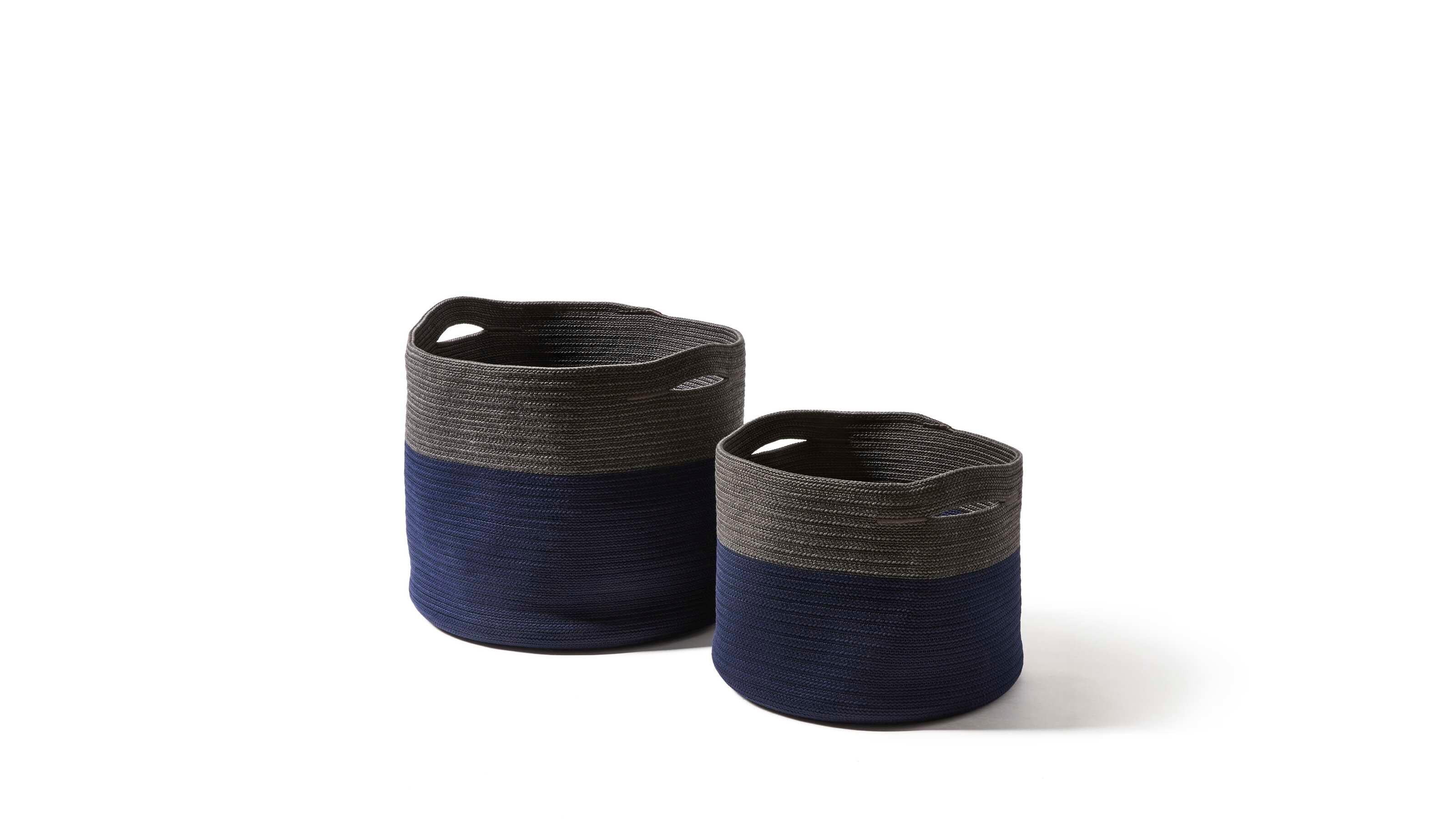 Juego de dos accesorios de exterior Cassina Podor 

Los accesorios de exterior completan la línea Cassina de mobiliario para zonas de estar y comedor al aire libre. Las cestas se inspiran en las formas y los colores brillantes de las cestas de