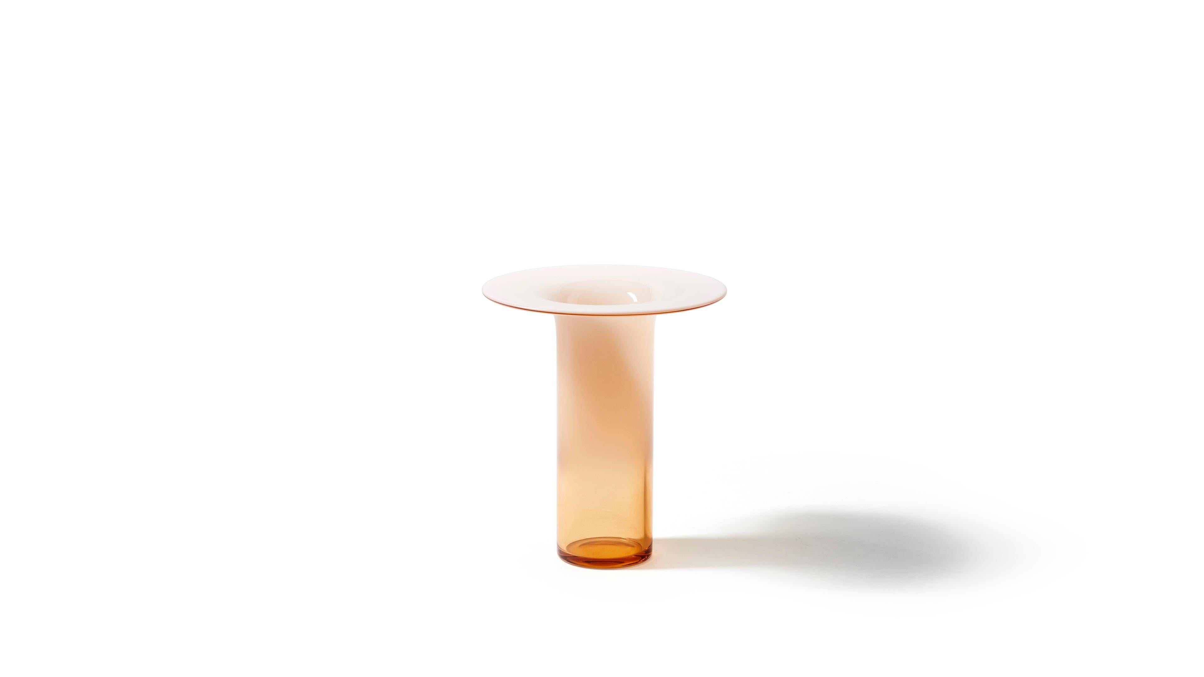 Vaso Cassina Rosa Sfumato 

Ispirandosi al giglio di Calla e alla sua forma sinuosa che raccoglie l'acqua, Silvan è un vaso di design in vetro soffiato sfumato.

Disponibile in una vasta gamma di altezze e colori.

Ispirato a un giglio e alla sua