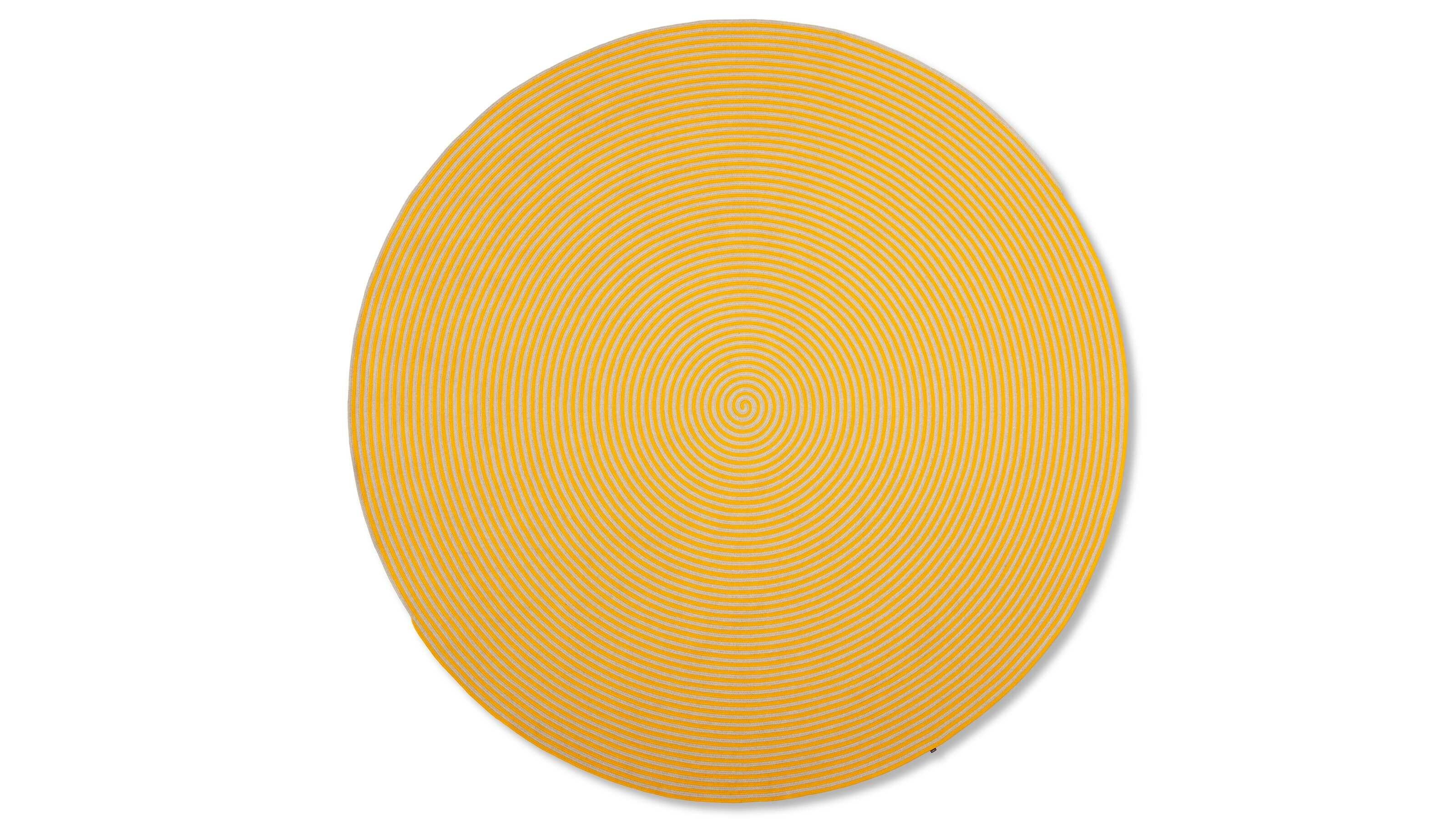 Cassina Soleil Rug 

A rug with lively, brilliant colours for alfresco spaces.

With its striped motif in four colour options, Soleil adds a pop of personality to complete any outdoor setting in perfect harmony with the furniture from the Cassina