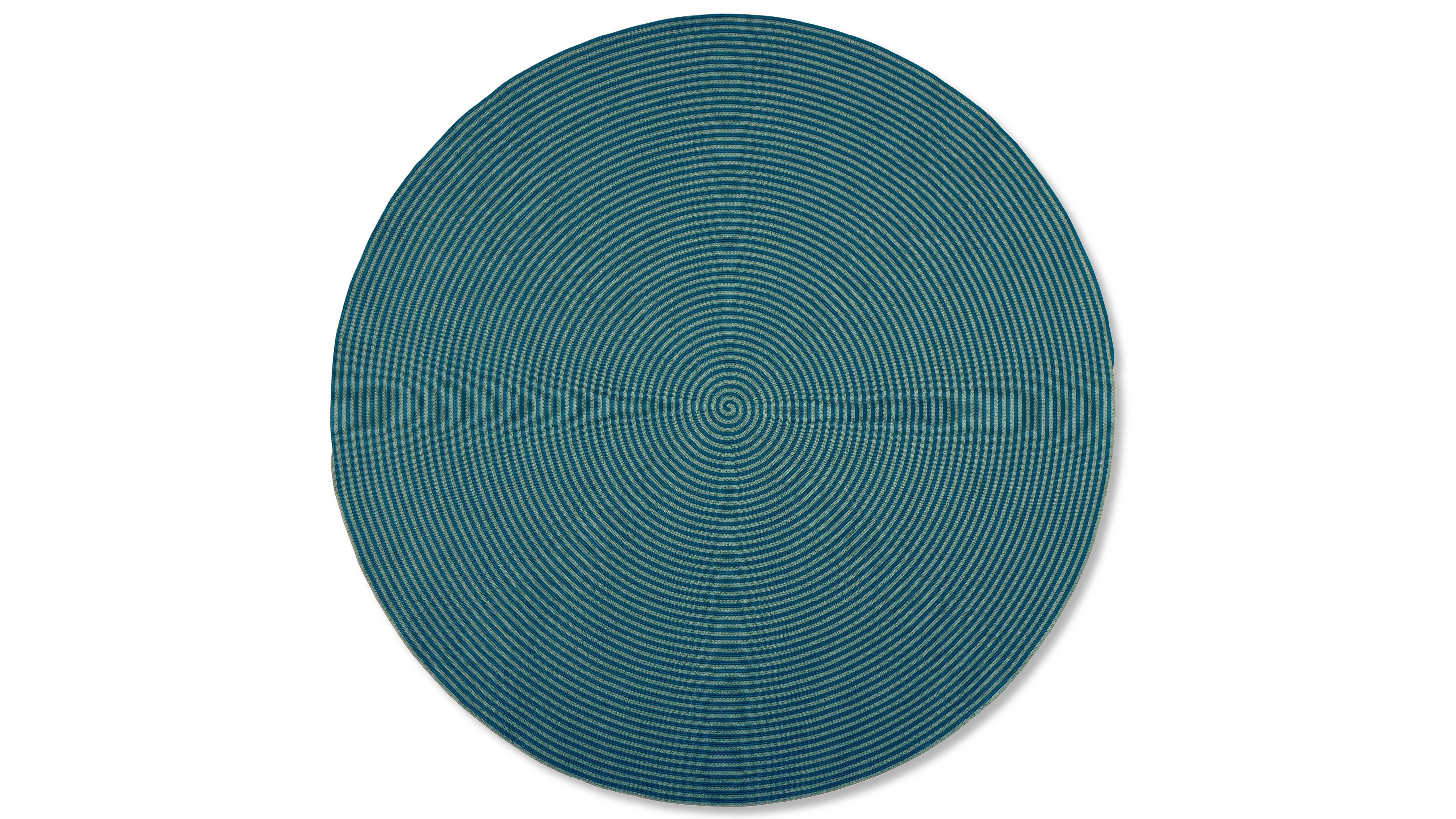 Cassina Soleil Rug 

A rug with lively, brilliant colours for alfresco spaces.

With its striped motif in four colour options, Soleil adds a pop of personality to complete any outdoor setting in perfect harmony with the furniture from the Cassina