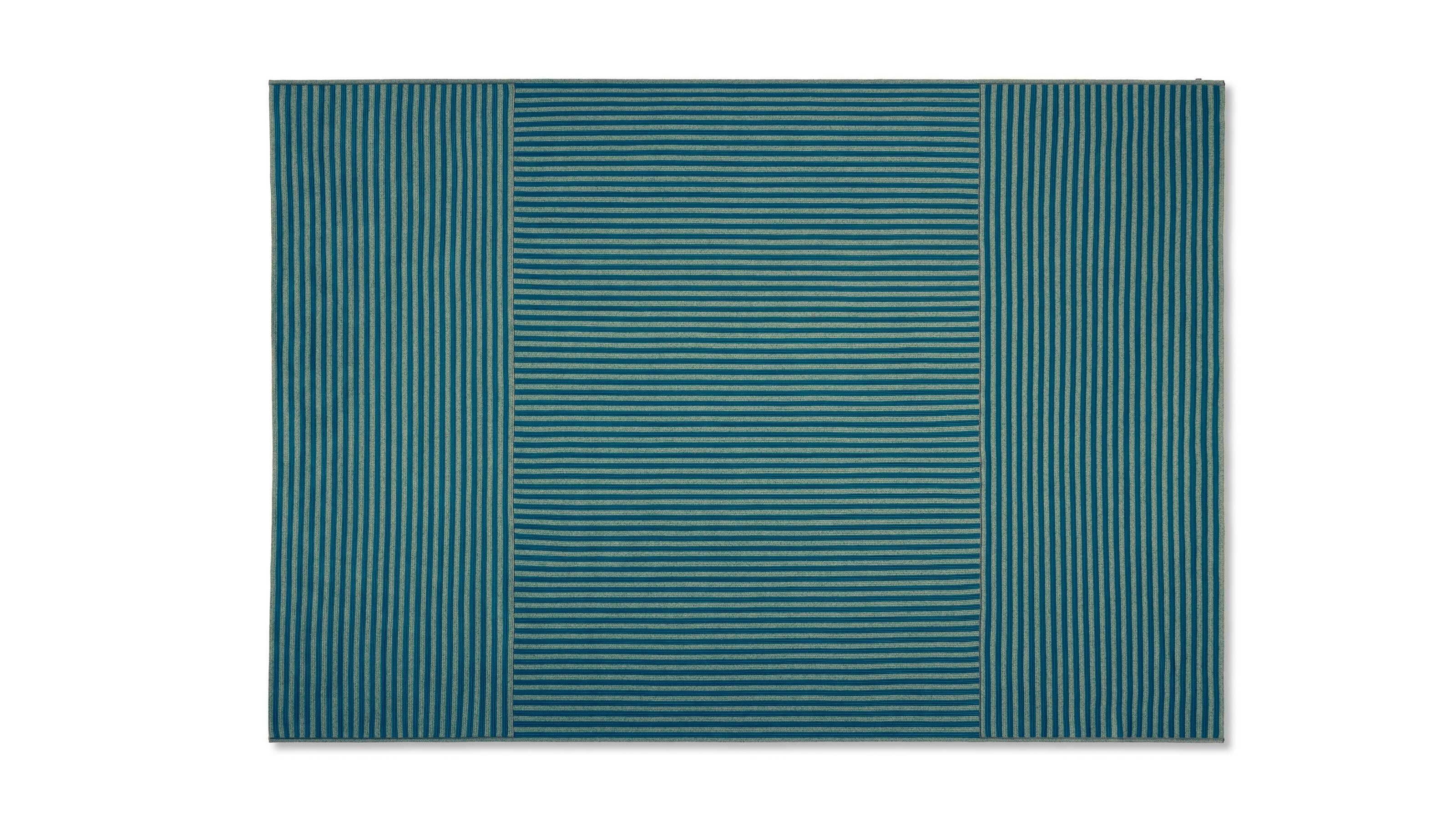 Cassina Soleil Rug 

A rug with lively, brilliant colours for alfresco spaces.

With its striped motif in four colour options, Soleil adds a pop of personality to complete any outdoor setting in perfect harmony with the furniture from the Cassina
