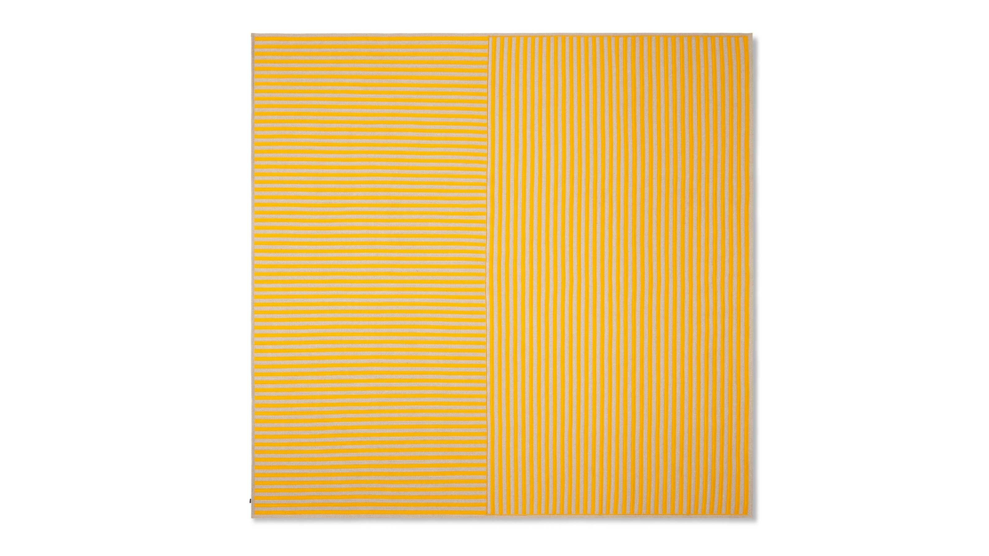 Cassina Soleil Teppich 

Ein Teppich mit lebendigen, leuchtenden Farben für den Außenbereich.

Mit seinem gestreiften Motiv in vier Farbvarianten verleiht Soleil jedem Außenbereich einen Hauch von Persönlichkeit und harmoniert perfekt mit den Möbeln