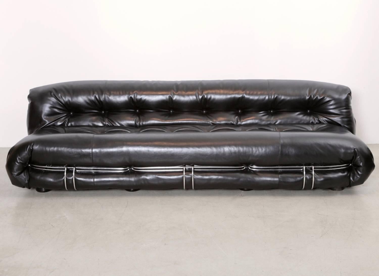 New upholstered Soriana sofa set of a three-seat and a settee in high quality black leather by Cassina.
Measure: The settee is 65 cm H x 165 cm W x 100 cm D.