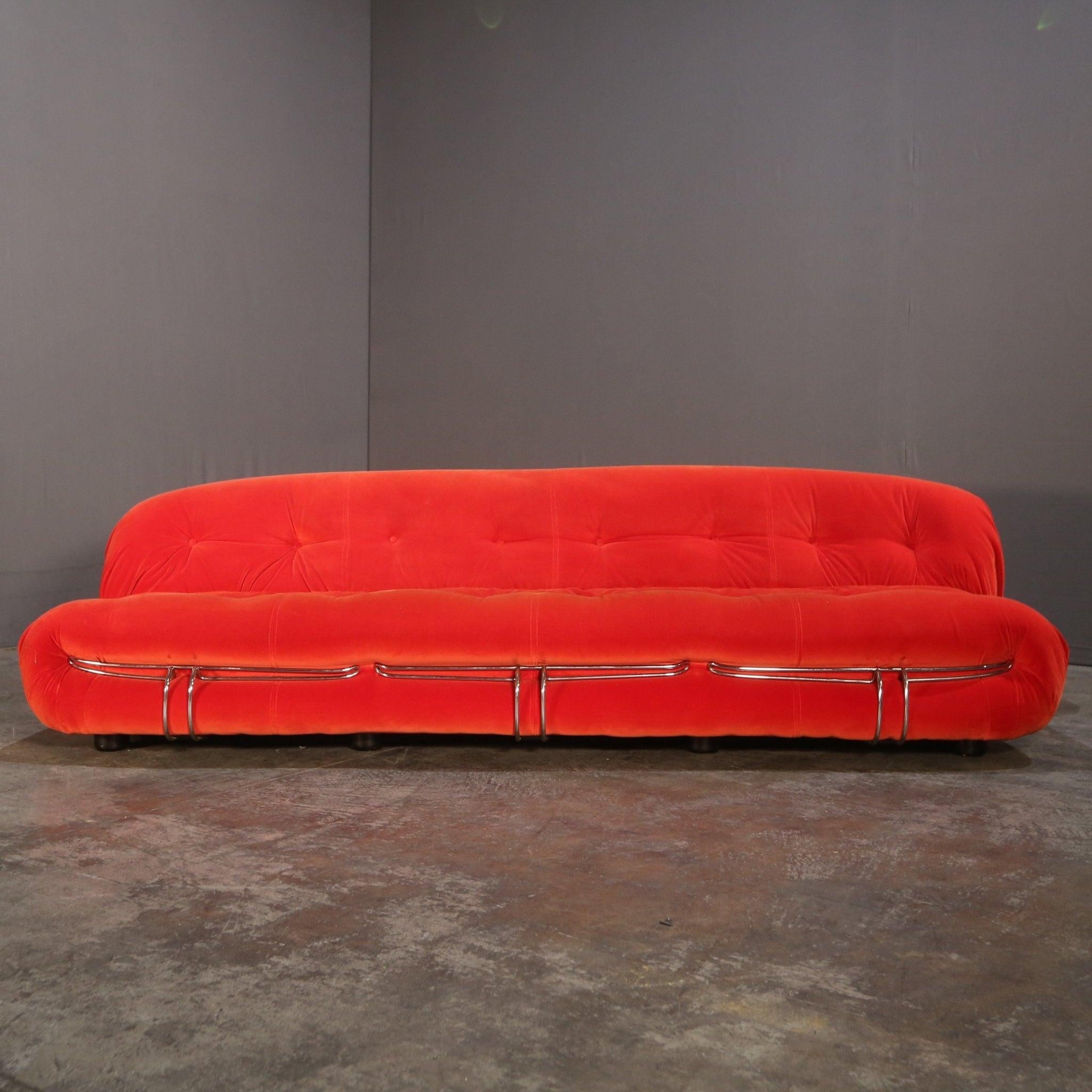 Introduisez une touche d'élégance italienne dans votre espace de vie avec le canapé trois places Cassina Soriana de Afra & Tobia Scarpa. Cette pièce emblématique présente un design épuré et moderne, ses lignes courbes distinctives et ses coussins