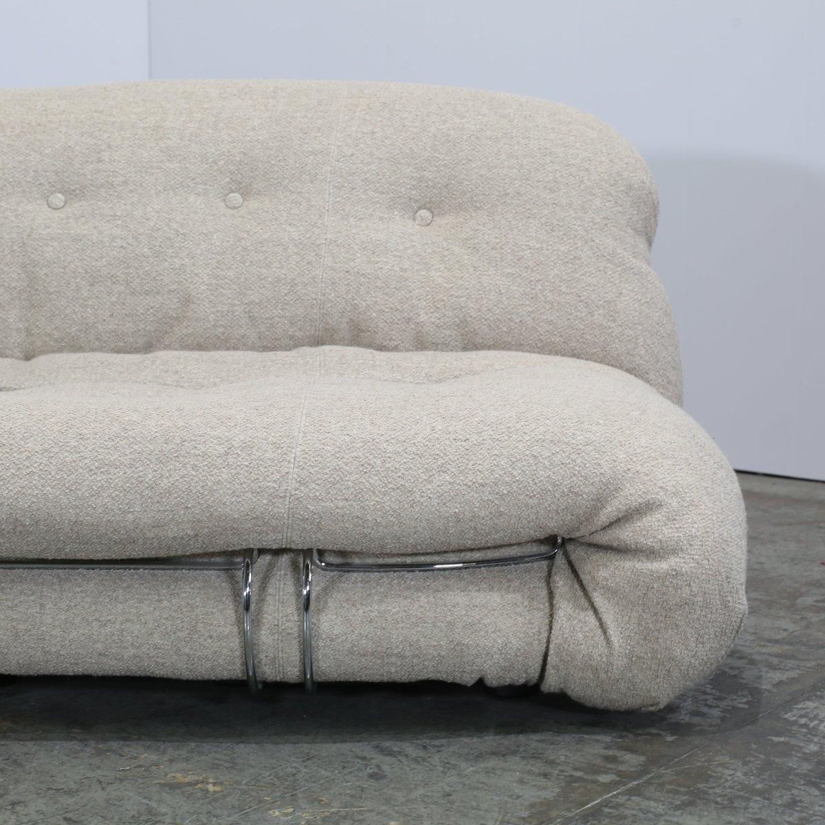 Das Soriana Zweisitzer-Sofa mit Ottomane von Cassina ist eine luxuriöse Ergänzung für jeden Wohnbereich. Das aus hochwertigen Materialien gefertigte Sofa besticht durch sein einzigartiges, verspieltes Design, das Komfort ausstrahlt und durch die
