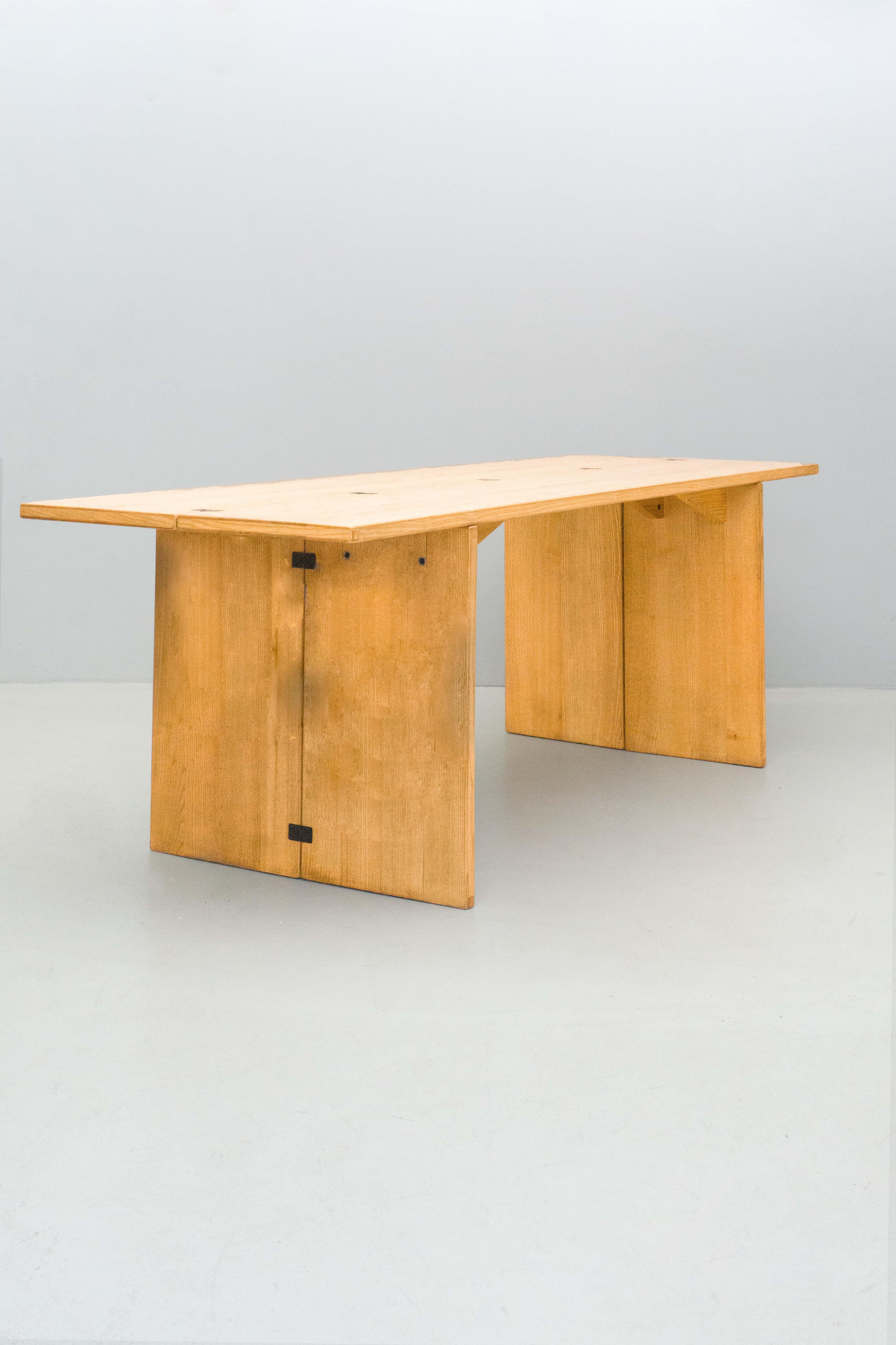 This table can work as a console table or also as an elegant dining room table or desk. It’s a practical and elegant piece. What makes it so practical? You can fold the legs and also the surface of the table to use it in different occasions. 
The
