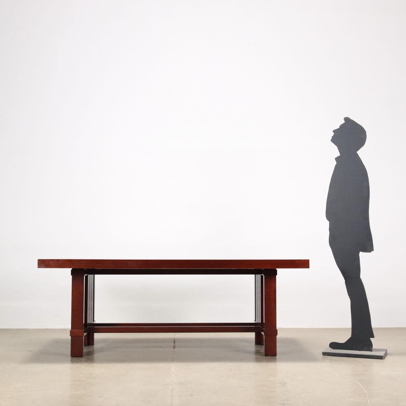 Table rectangulaire élégante et austère en merisier massif. Conçu par Frank Lloyd Wright en 1925, produit par Cassina depuis 1989.