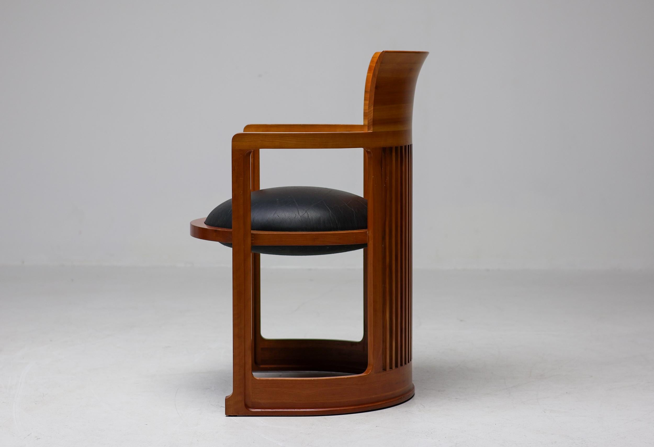 Cassina Taliesin Dining Table with 4 Barrel Chairs by Frank Lloyd Wright For Sale 8