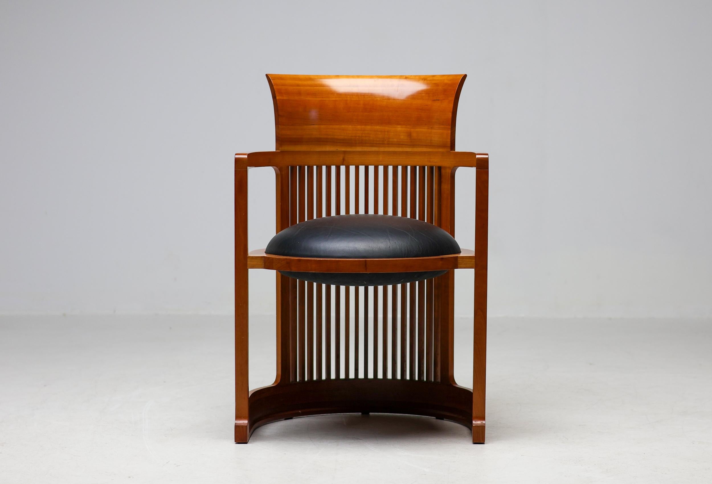 Mid-Century Modern Cassina Taliesin Dining Table with 4 Barrel Chairs by Frank Lloyd Wright For Sale