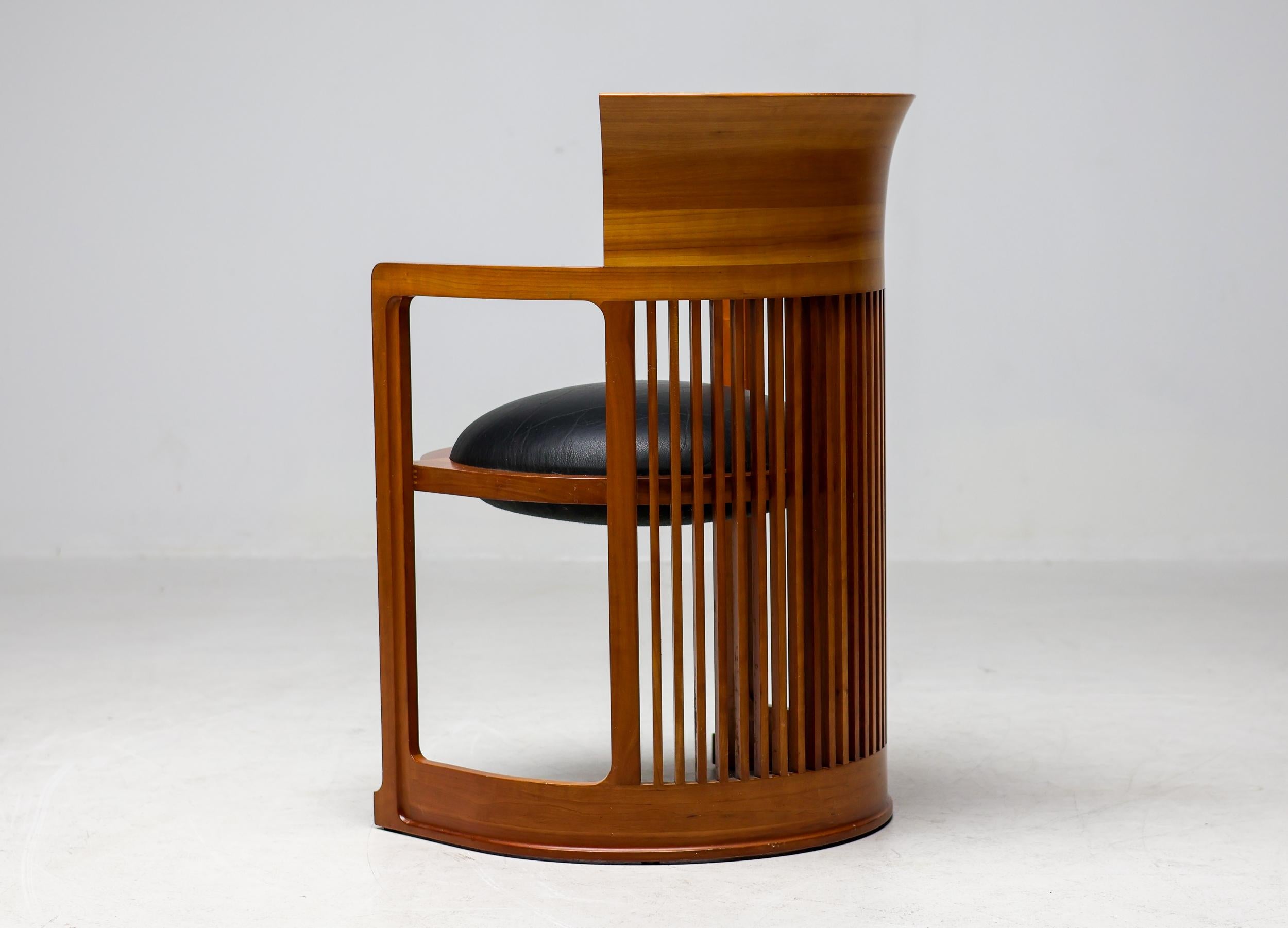 Cassina Taliesin Dining Table with 4 Barrel Chairs by Frank Lloyd Wright In Good Condition For Sale In Dronten, NL