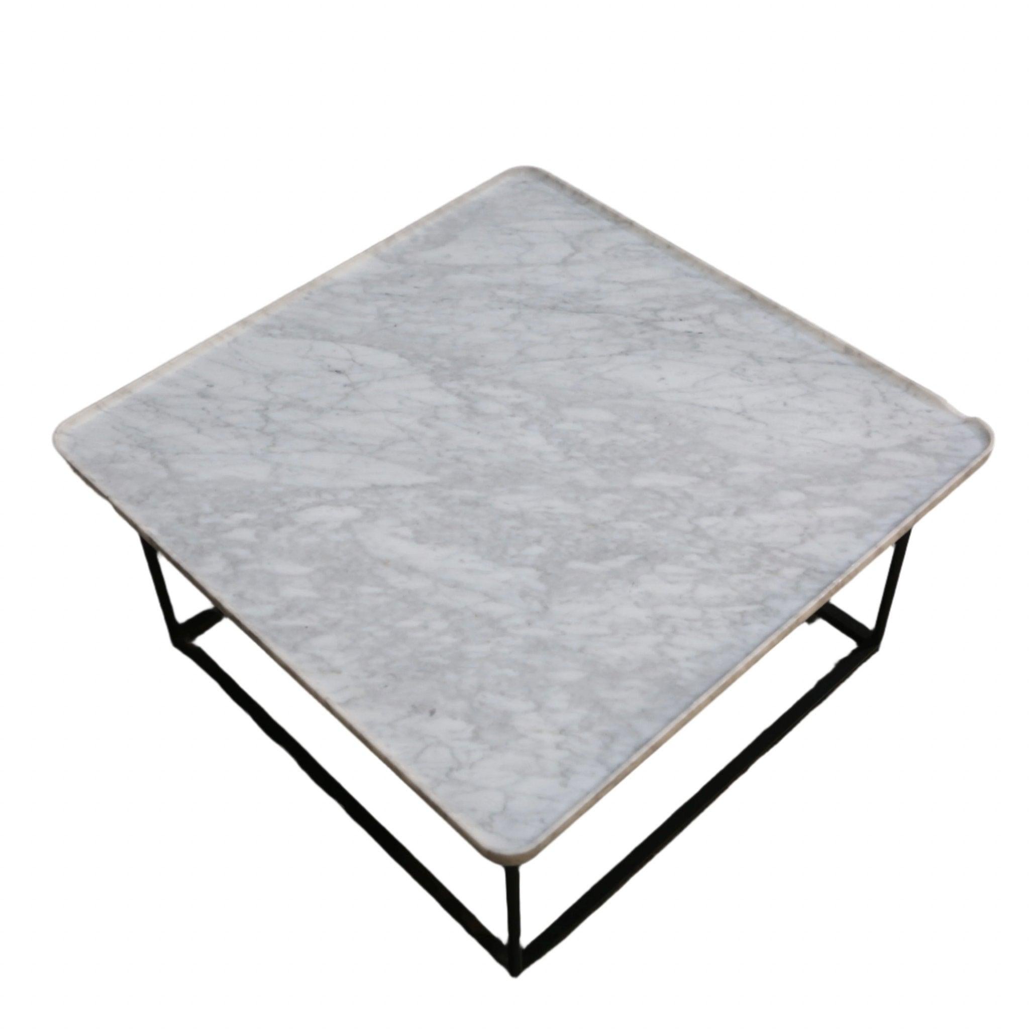 Introduce un toque de elegancia y sofisticación en tu salón con la Mesa baja Torei de Cassina. Elaborada con los mejores materiales y una artesanía experta, esta impresionante pieza presenta un diseño elegante y minimalista que complementará