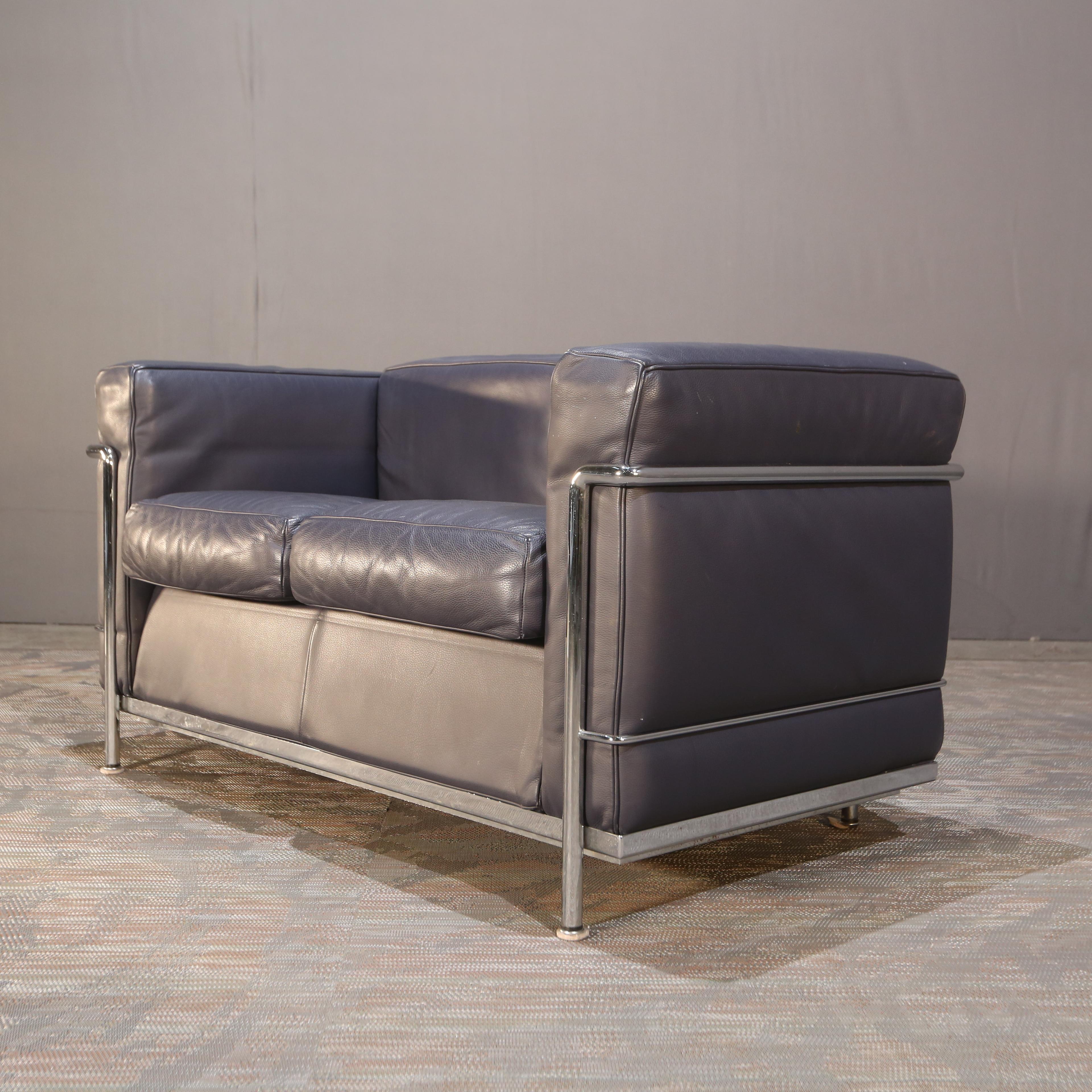 Das ikonische zweisitzige Fauteuil Grand Confort Sofa von Le Corbusier für Cassina wird vorgestellt. Dieses atemberaubende Möbelstück strahlt Eleganz und Raffinesse aus und ist die perfekte Ergänzung für jeden luxuriösen Wohnbereich. Dieses Sofa