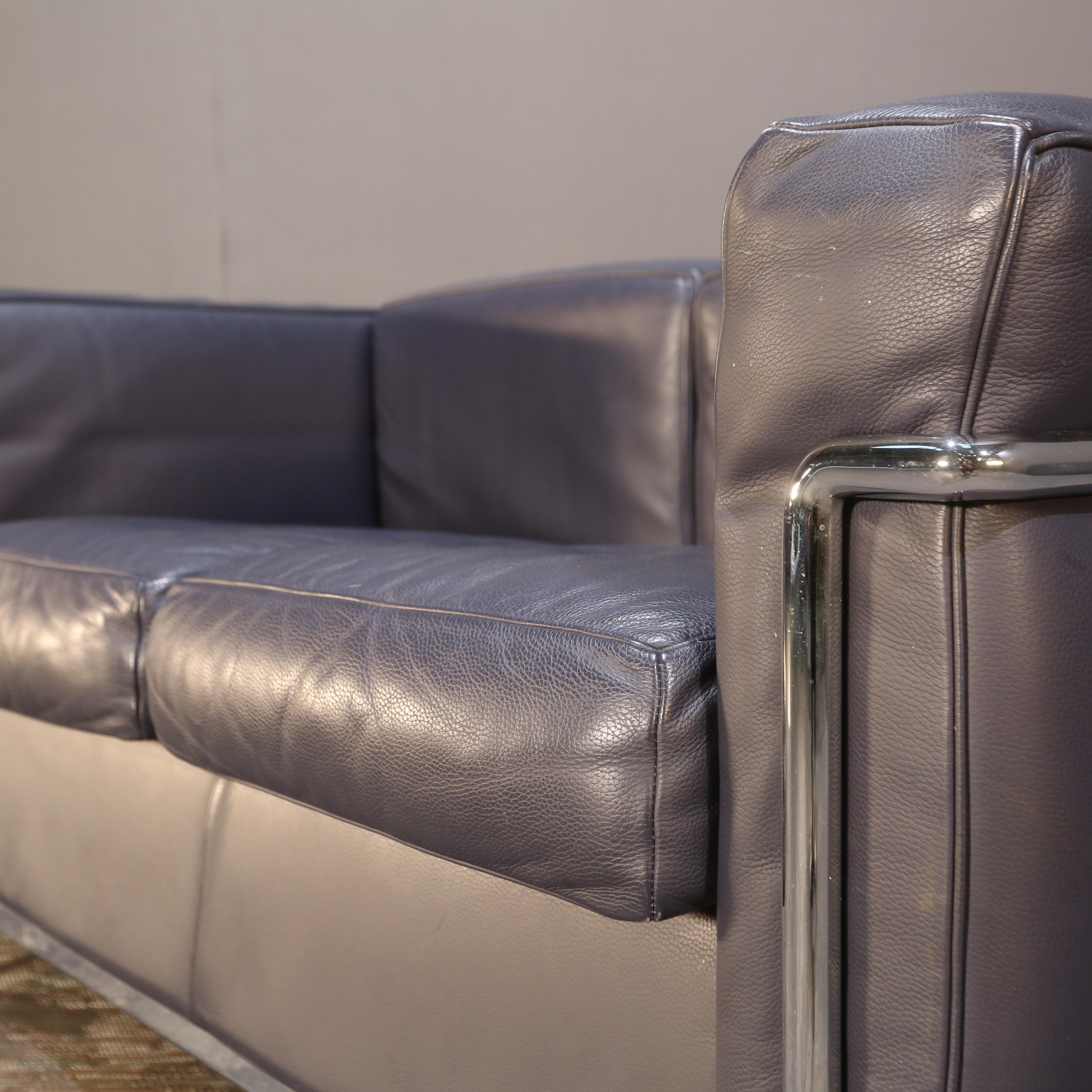 Cassina Zweisitzer-Fauteuil Grand Confort-Sofa von Le Corbusier im Zustand „Gut“ im Angebot in Basildon, London
