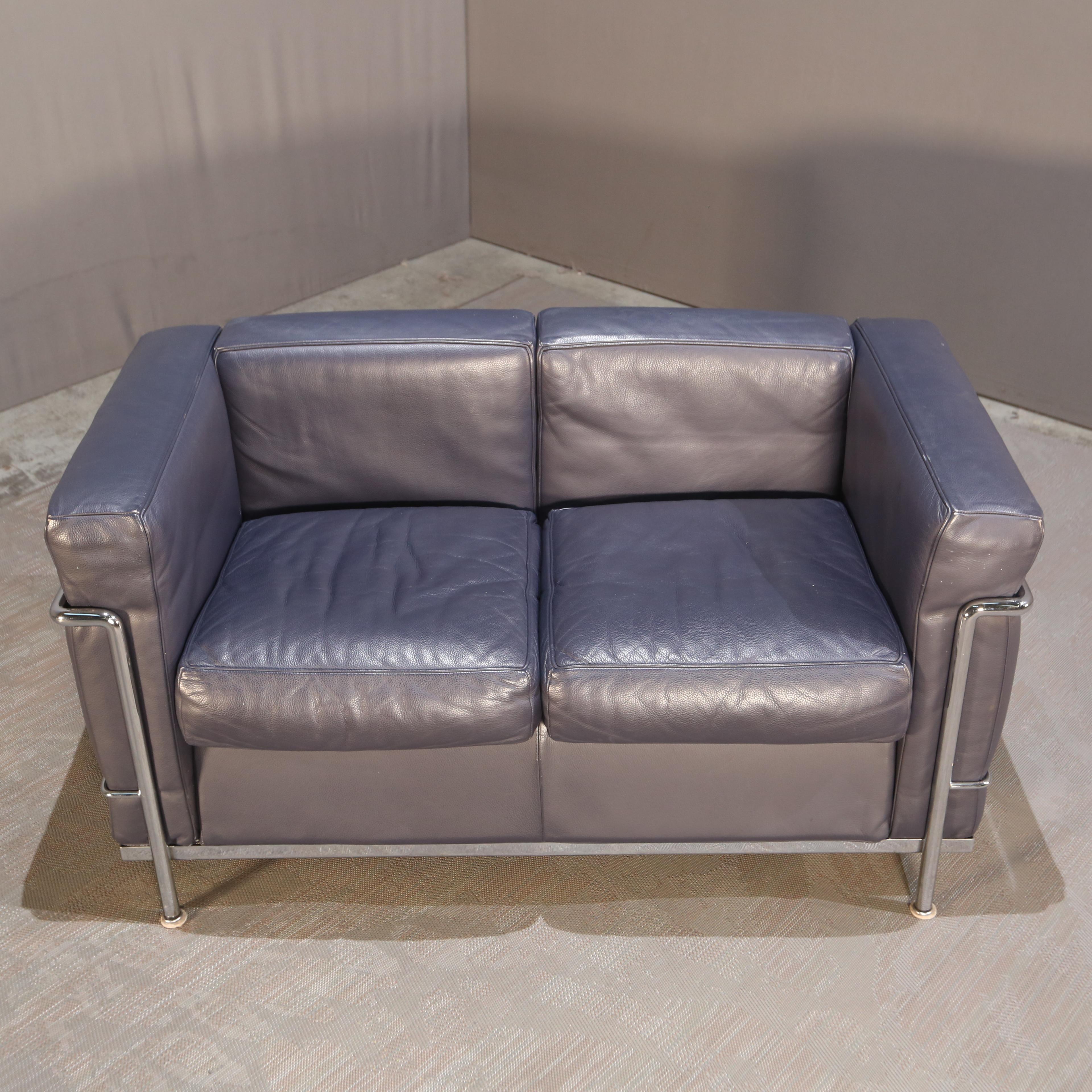 Cassina Zweisitzer-Fauteuil Grand Confort-Sofa von Le Corbusier (21. Jahrhundert und zeitgenössisch) im Angebot