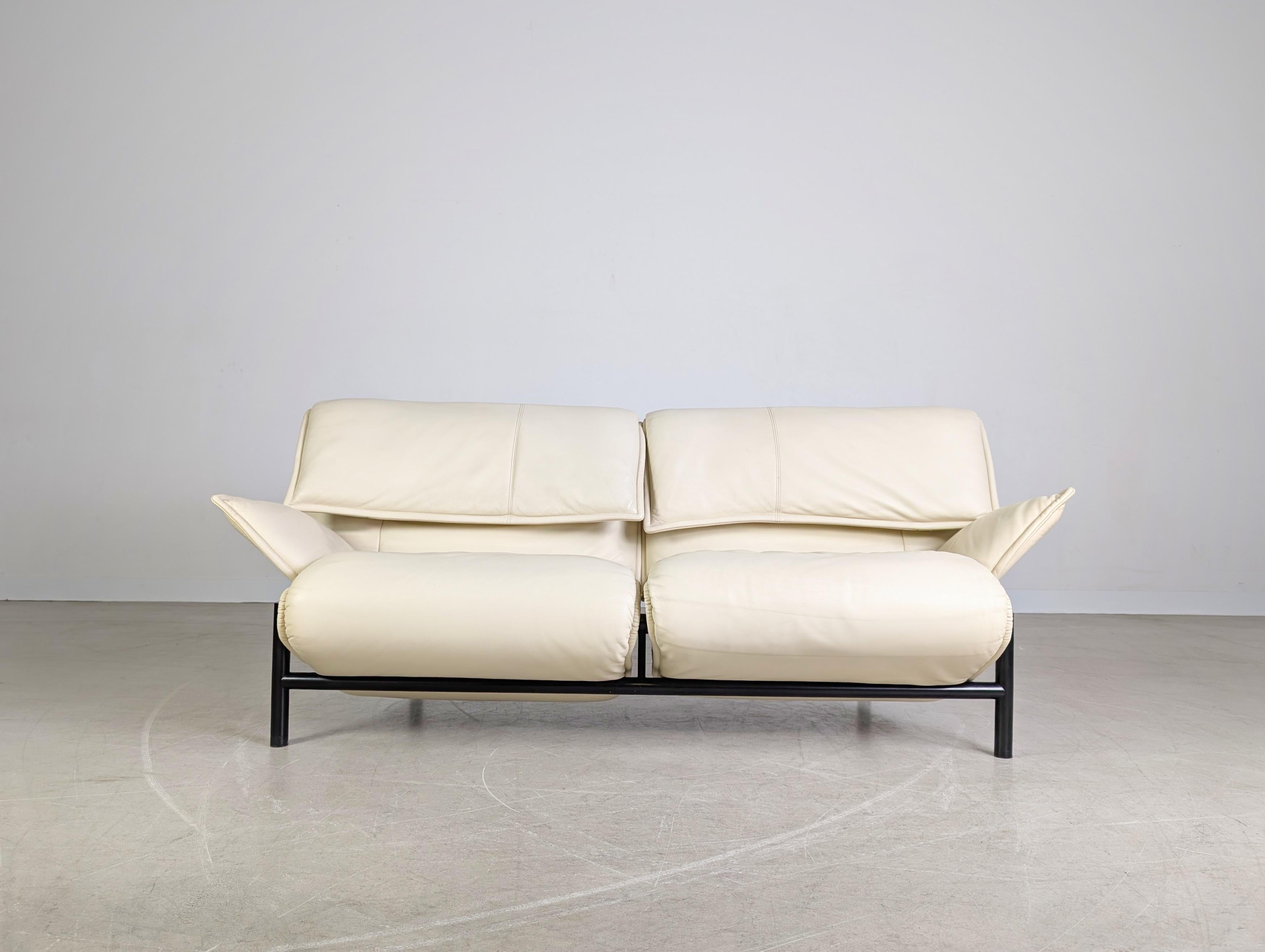 Mid-Century Modern Cassina Veranda Sofa Couch 1980 Vico Magistretti leder hell For Sale