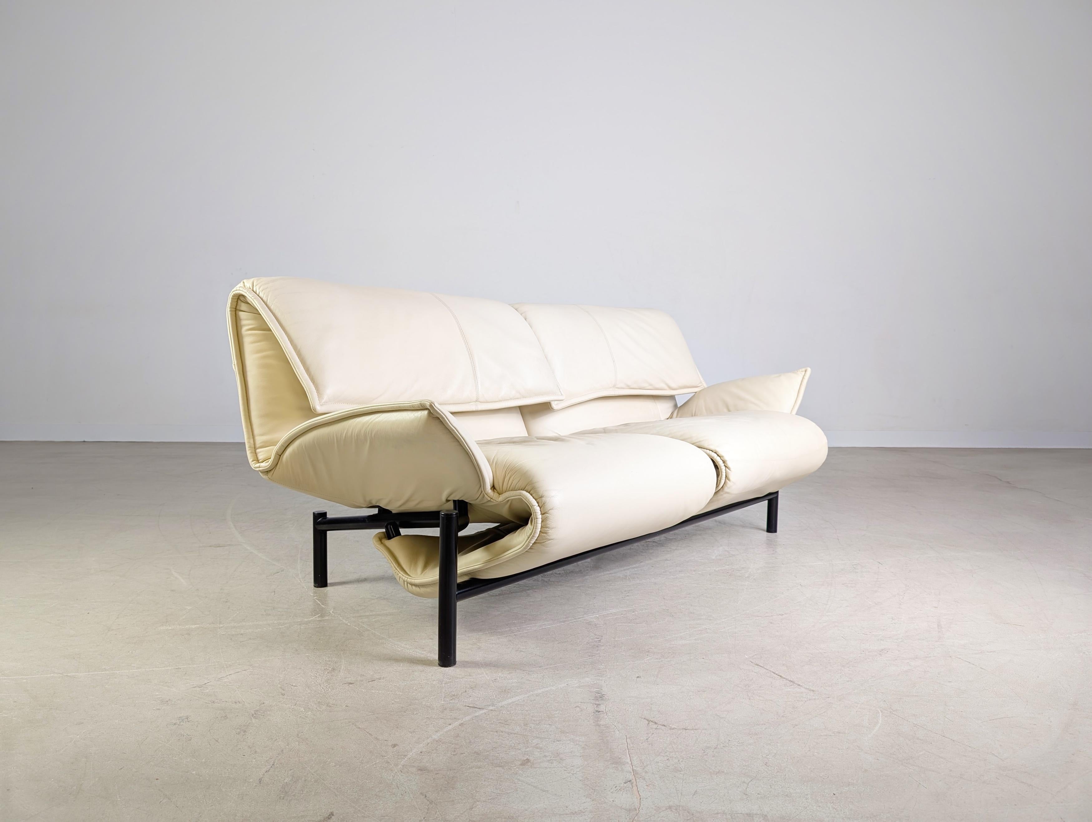 Italian Cassina Veranda Sofa Couch 1980 Vico Magistretti leder hell For Sale