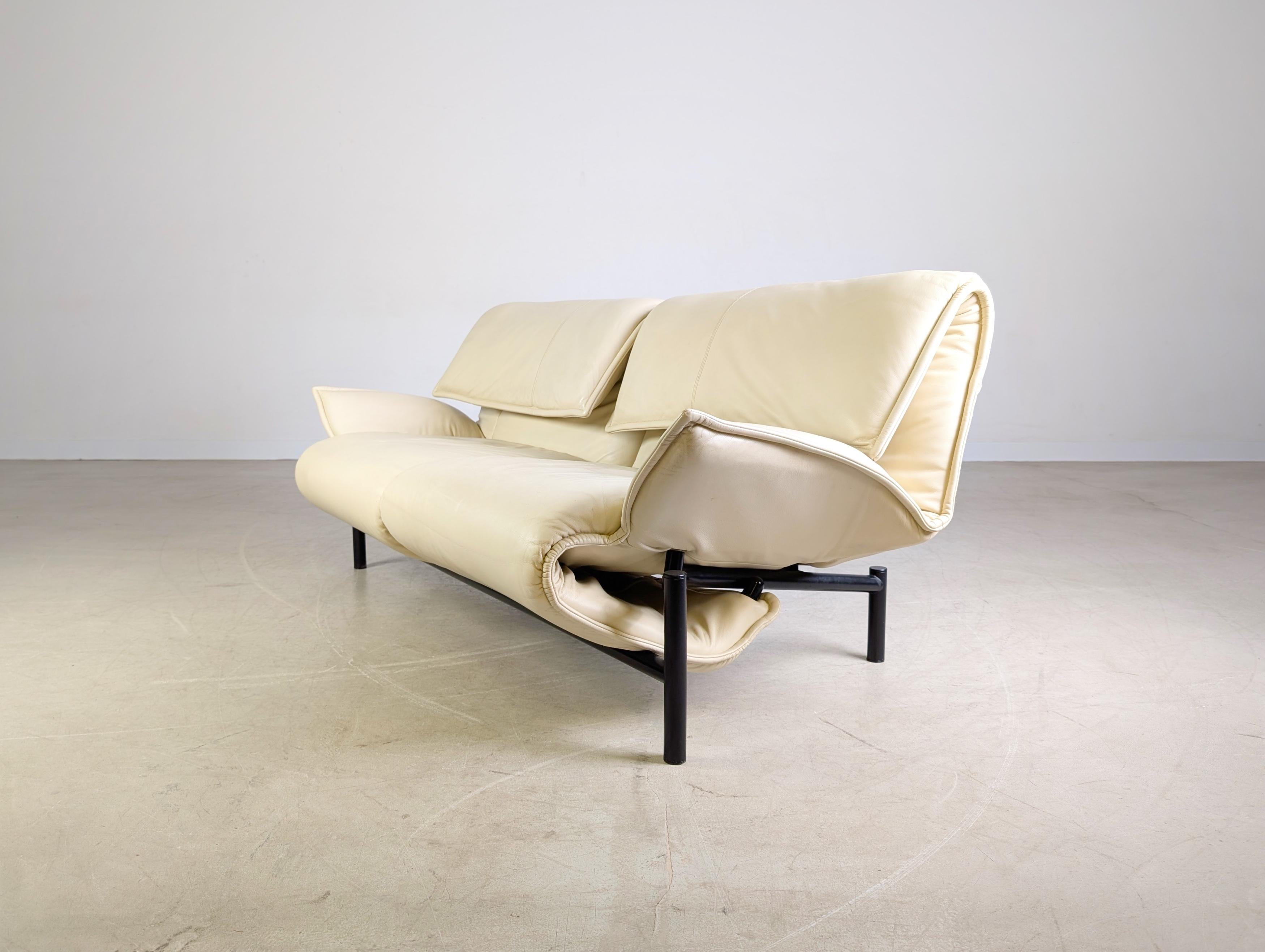 Cassina Veranda Sofa Couch 1980 Vico Magistretti leder hell In Good Condition For Sale In Berlin, DE