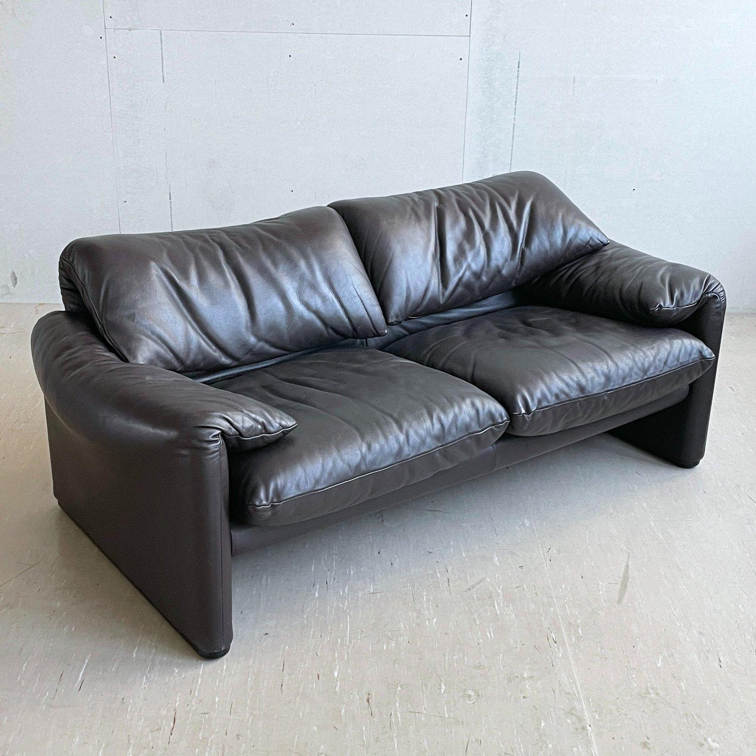 Vico Magistretti Maralunga Zweisitzer-Ledersofa, hergestellt von Cassina. Dunkelbraunes Leder. Mit zwei verstellbaren Rückenlehnen für variable Sitzpositionen. Dieses Stück war eines von zwei identischen Sofas in einem privaten Schweizer