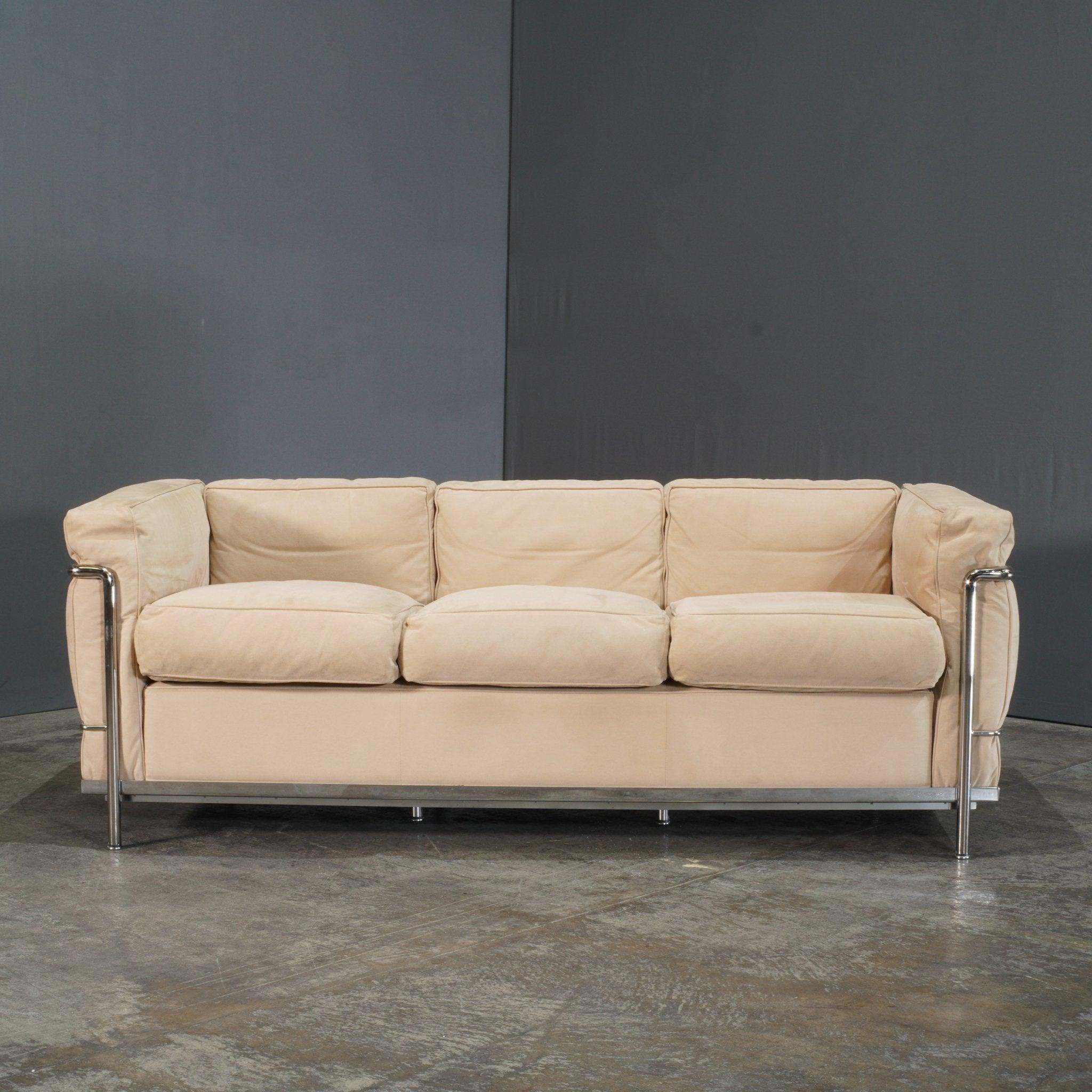 Das Cassina Vintage LC2 3-Sitzer-Sofa von Le Corbusier ist ein Beispiel für die harmonische Verbindung von Form und Funktion und eine Design-Ikone. Das 1927 gefertigte, zeitlose Stück besticht durch seine klaren Linien und seinen dauerhaften