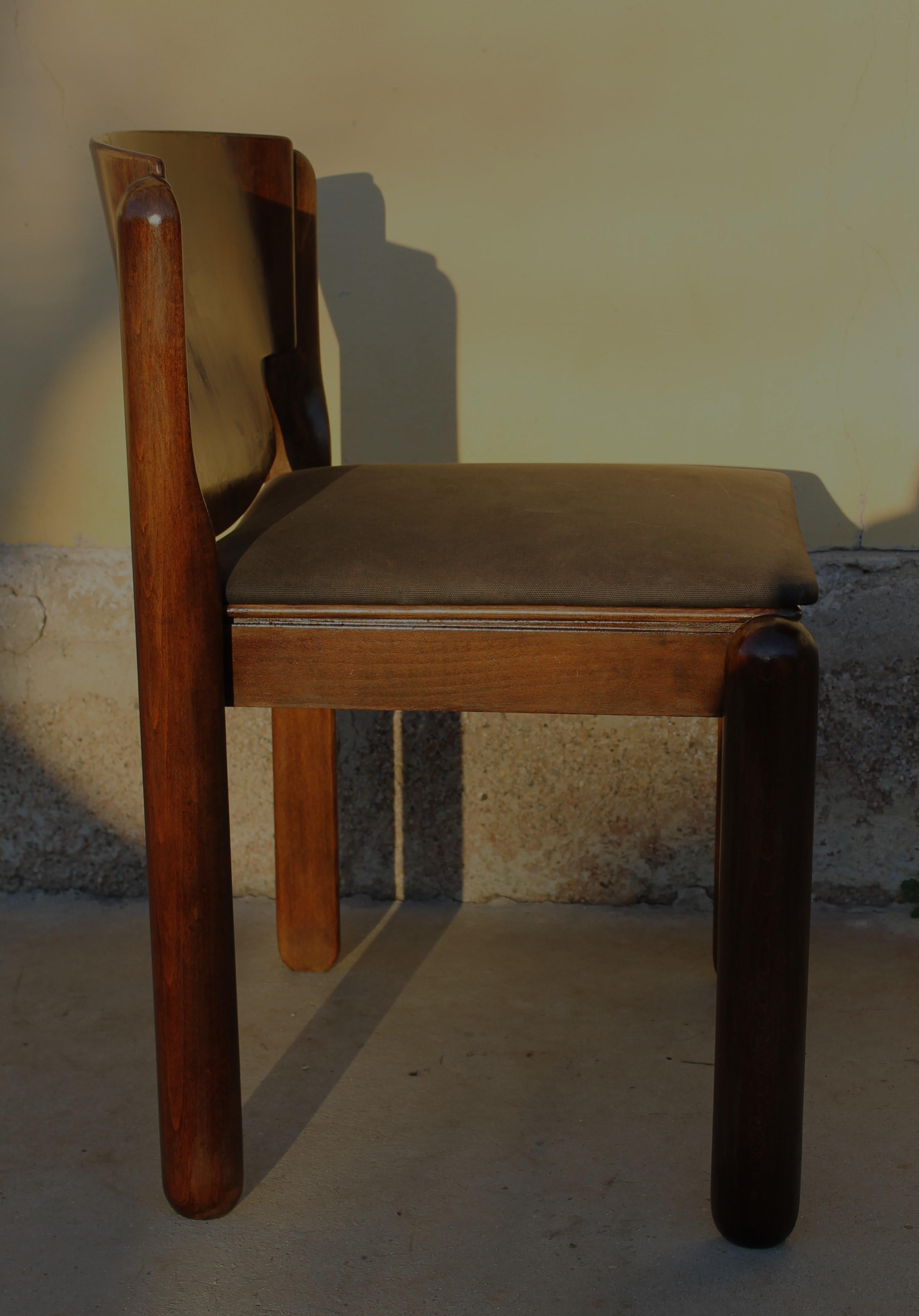  Cassina-Stuhl aus Nussbaumholz Mod. 122 von Vico Magistretti, Italien, 60er Jahre (sechs Stück verfügbar)

Die Stühle des Modells 122 sind eine Kreation des berühmten italienischen Designers Vico Magistretti, der für seine Fähigkeit bekannt ist,
