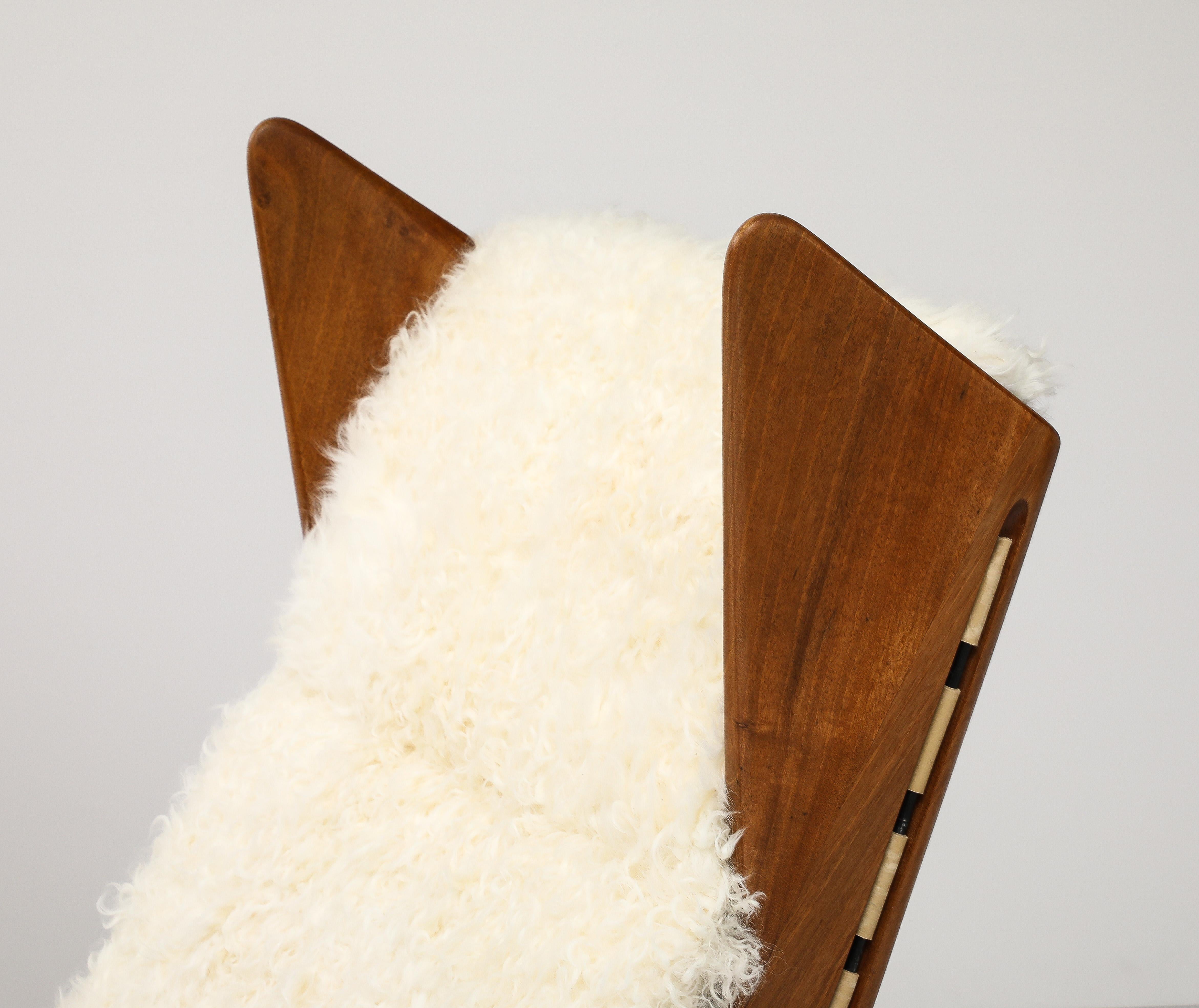 Conçus par le Studio Tecnico de Cassina et fabriqués par Figli di Amedeo Cassina, sculpturaux fauteuils de salon à bascule en noyer modèle 572 avec coussins cannelés en peau d'agneau Kalgan ivoire sur sangle, Italie, 1955.  Ces exquises chaises à