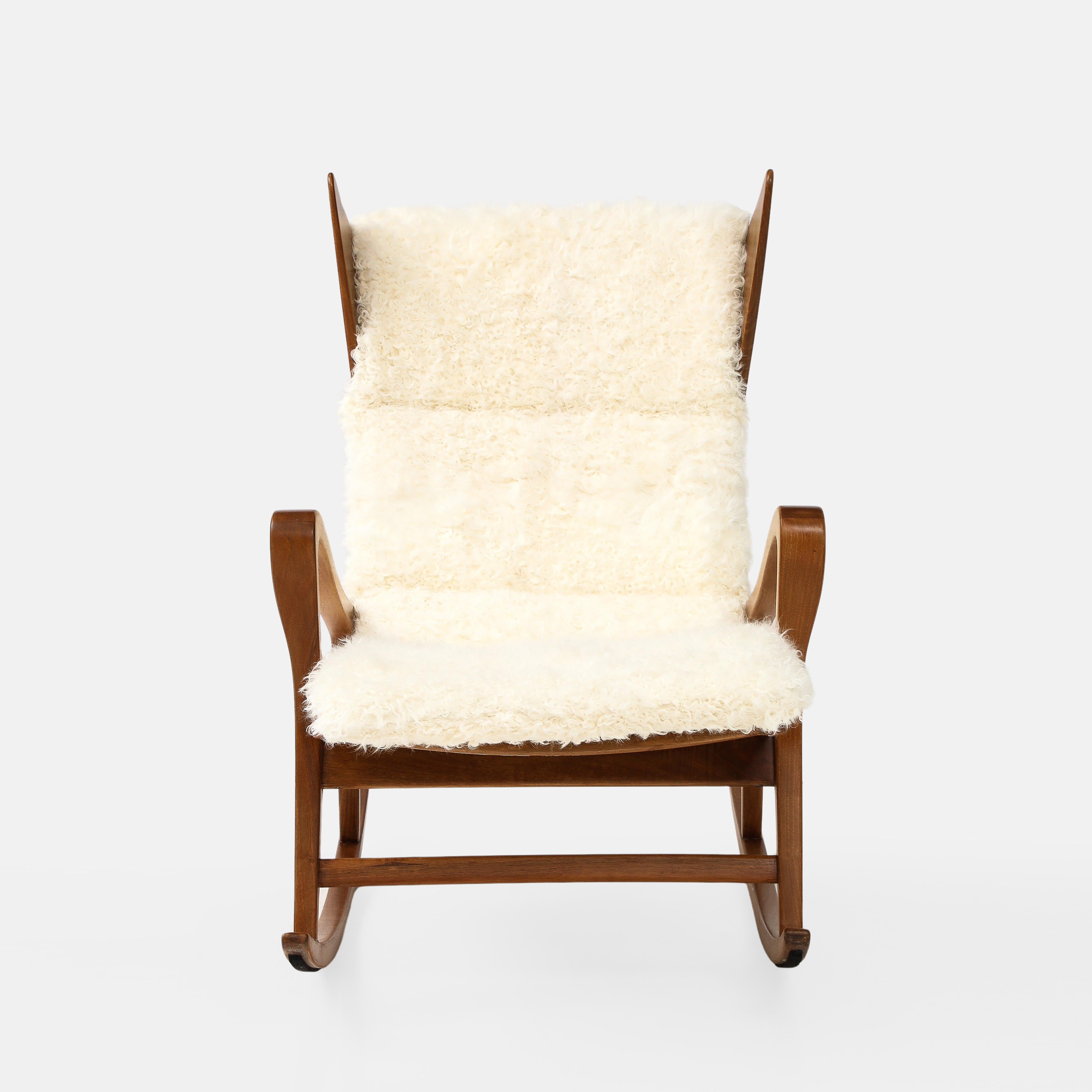 Cassina Walnut Rocking Lounge Chairs Model 572 in Ivory Kalgan Lambskin, 1950s For Sale 6