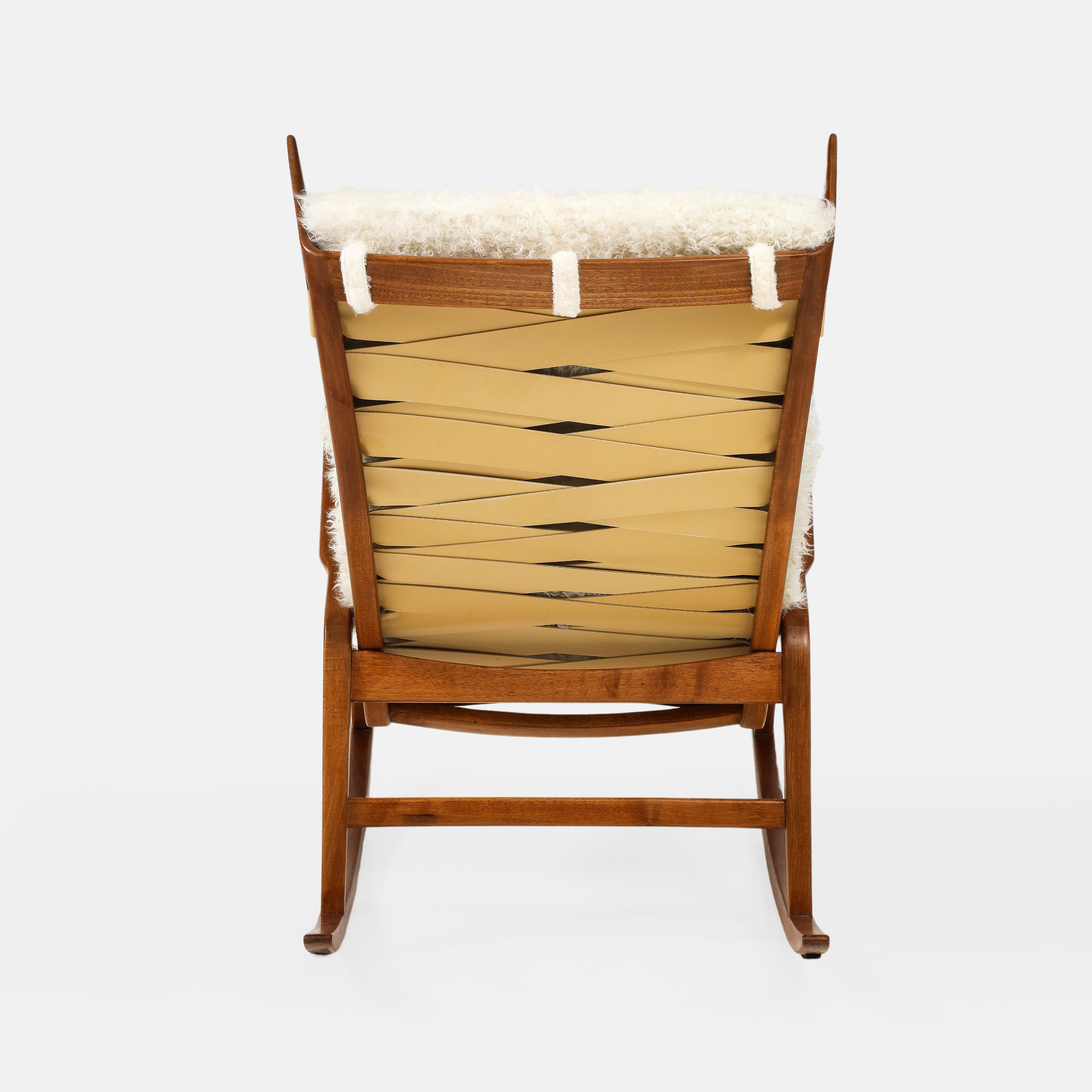 Cassina Walnut Rocking Lounge Chairs Model 572 in Ivory Kalgan Lambskin, 1950s For Sale 5