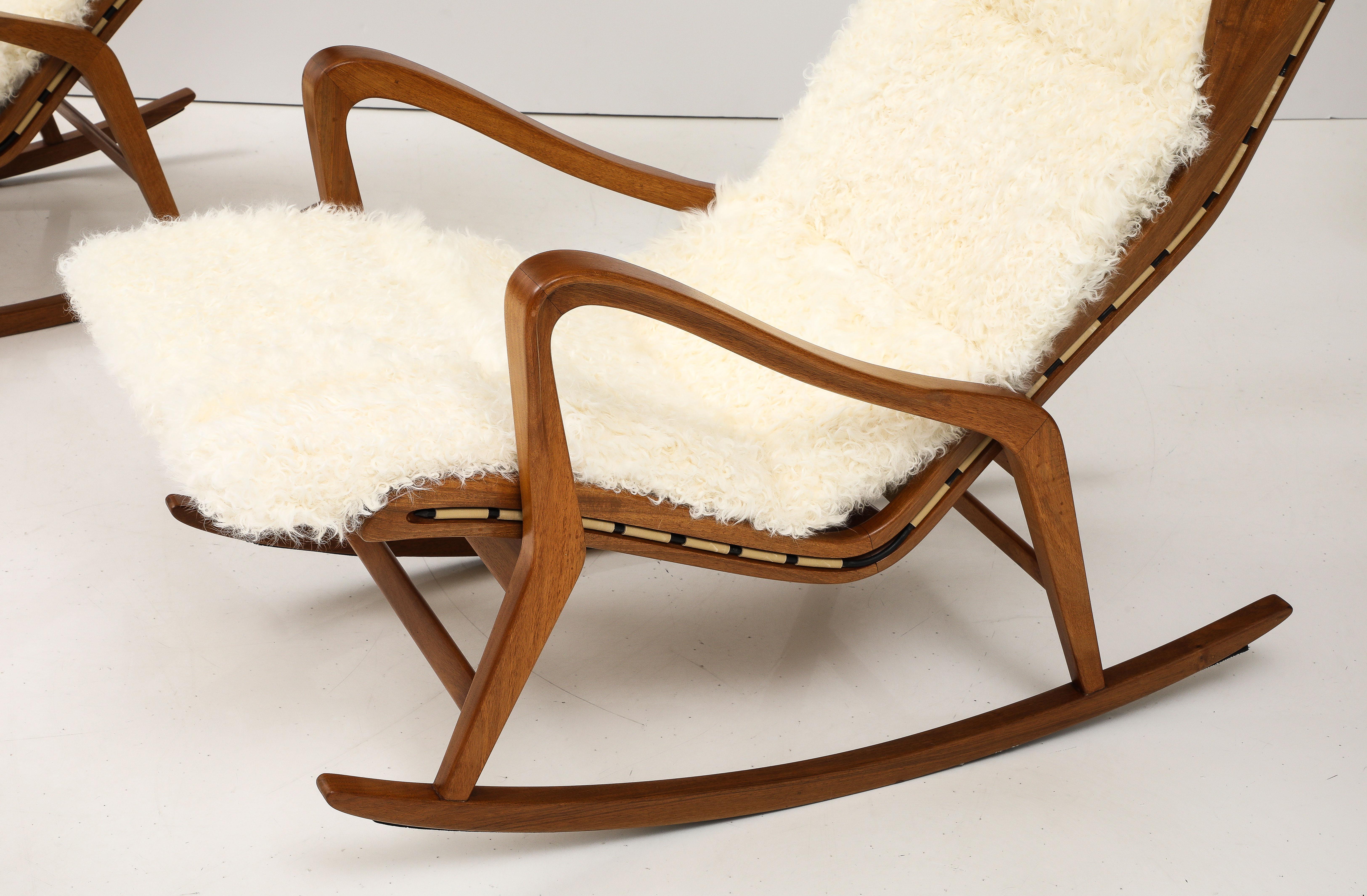 Mid-Century Modern Cassina Walnut Rocking Lounge Chairs Model 572 in Ivory Kalgan Lambskin, 1950s For Sale