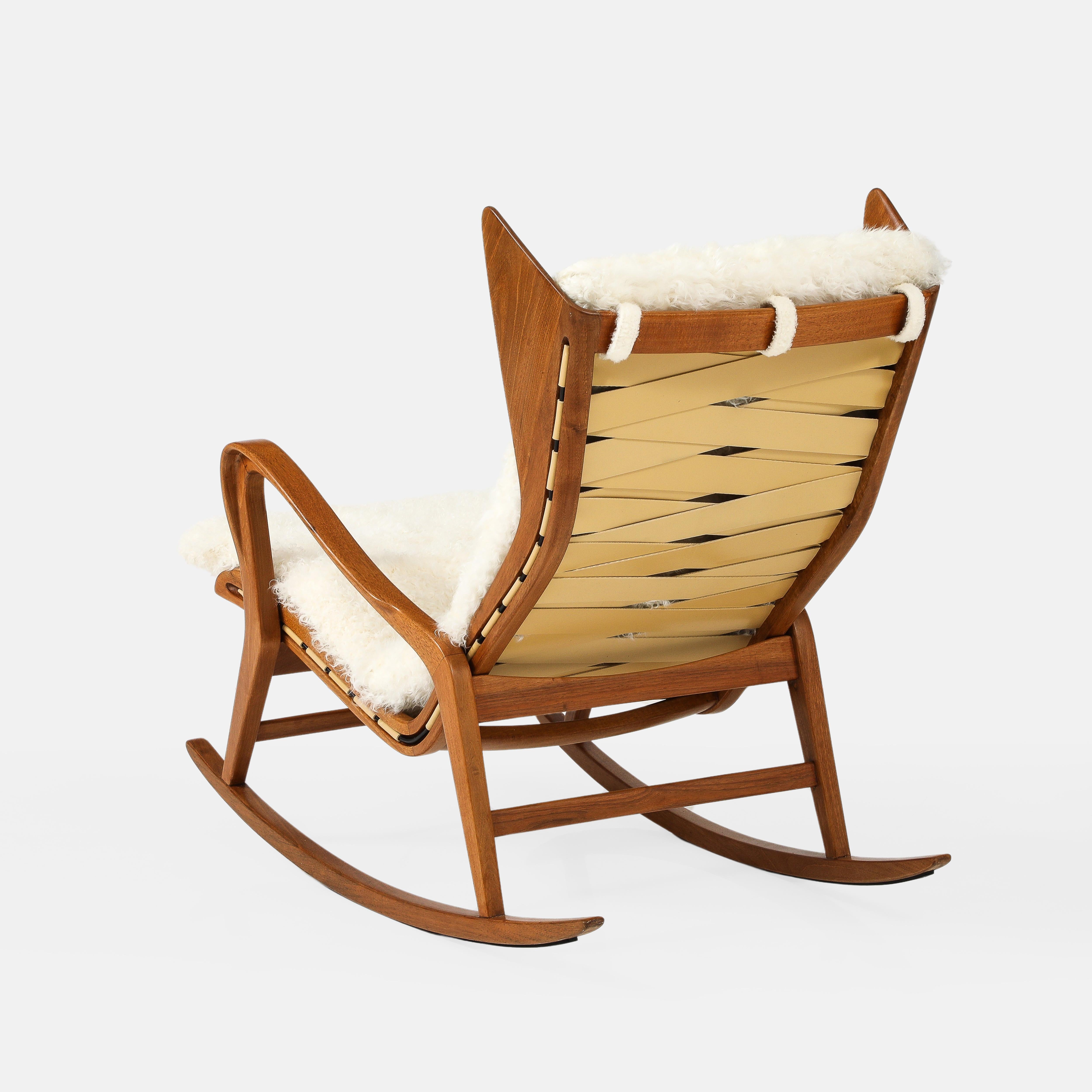 Sedie a dondolo in noce Cassina Modello 572 in pelle d'agnello Kalgan avorio, anni '50 in vendita 9