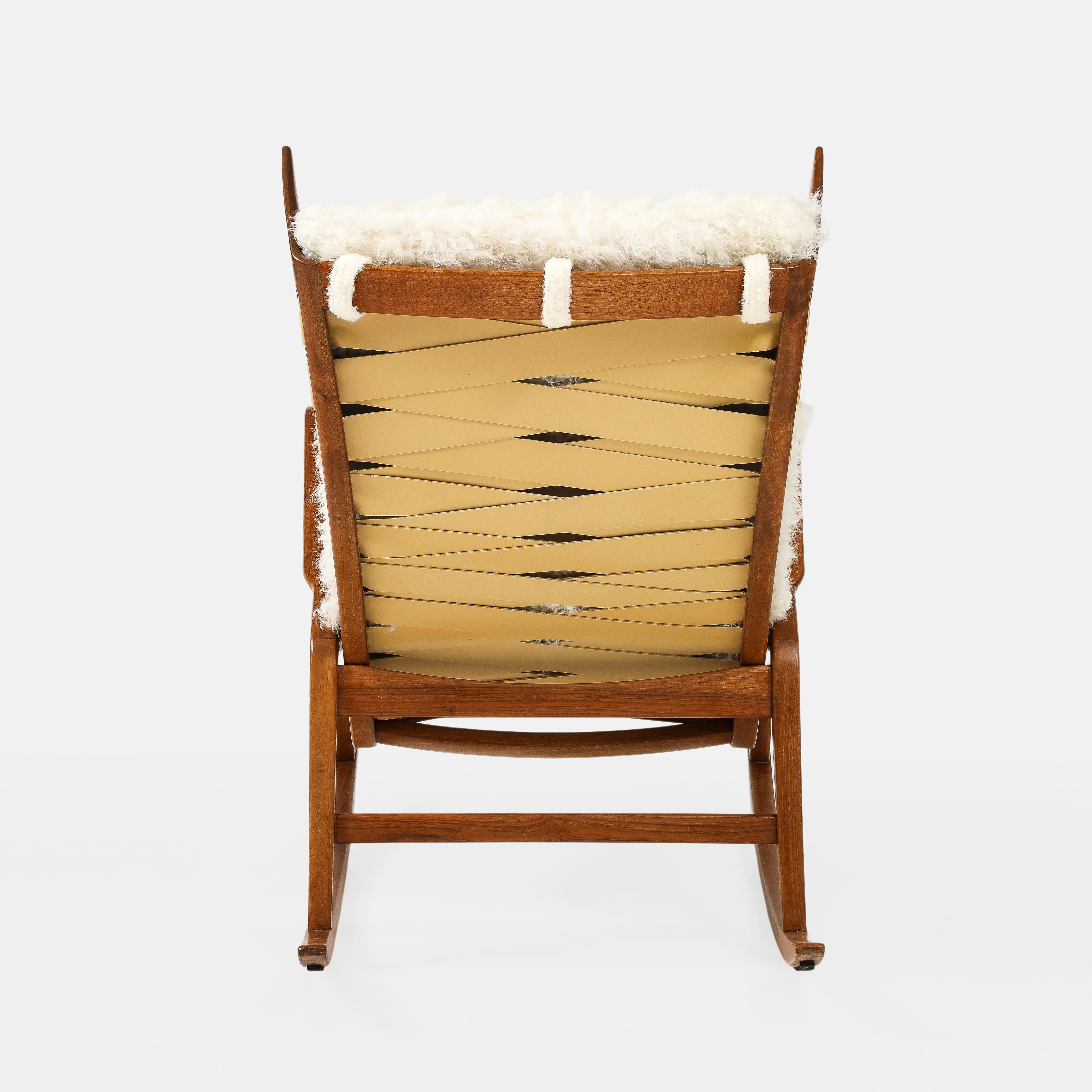 Cassina Walnut Rocking Lounge Chairs Model 572 in Ivory Kalgan Lambskin, 1950s For Sale 10