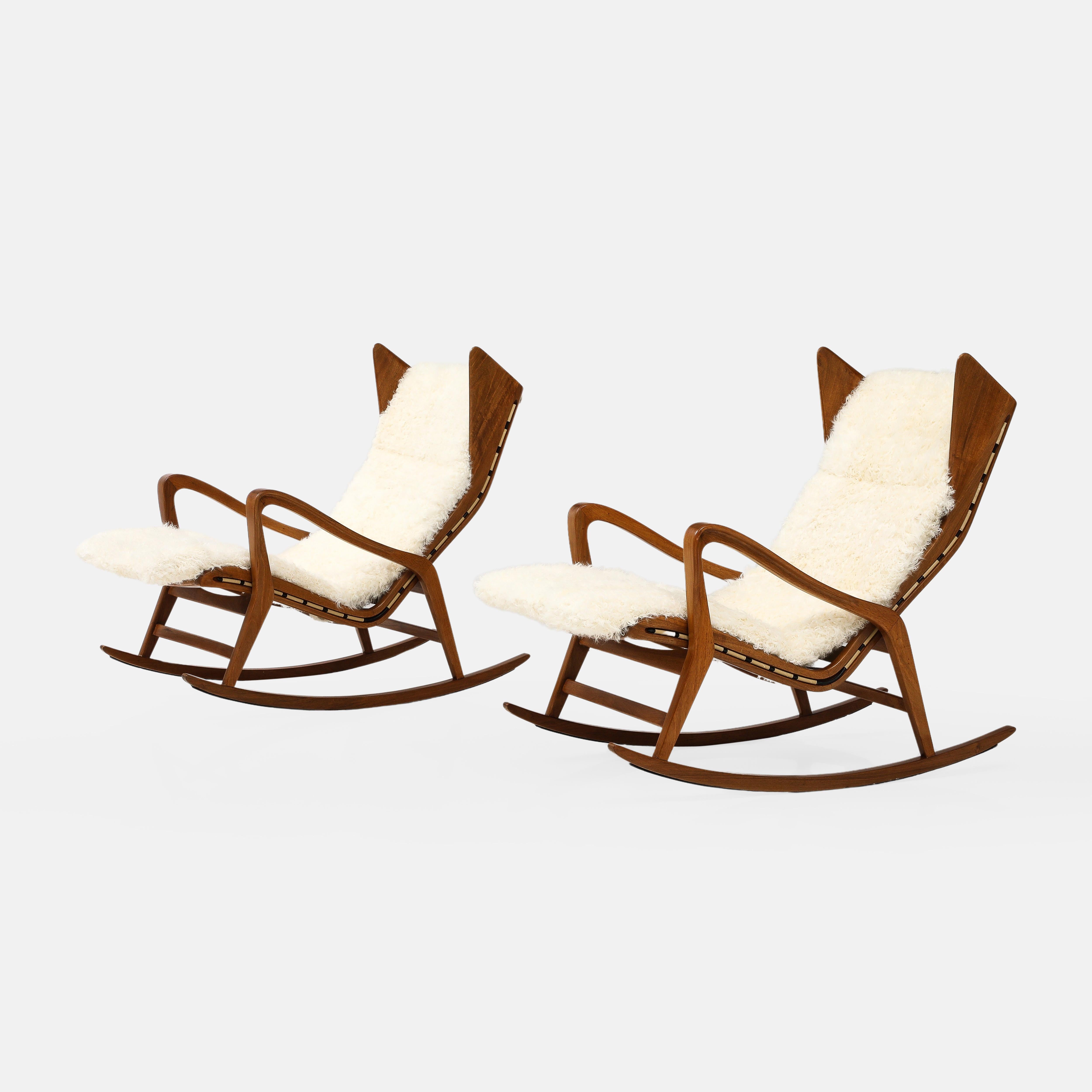 Cassina Walnut Rocking Lounge Chairs Model 572 in Ivory Kalgan Lambskin, 1950s In Good Condition For Sale In New York, NY