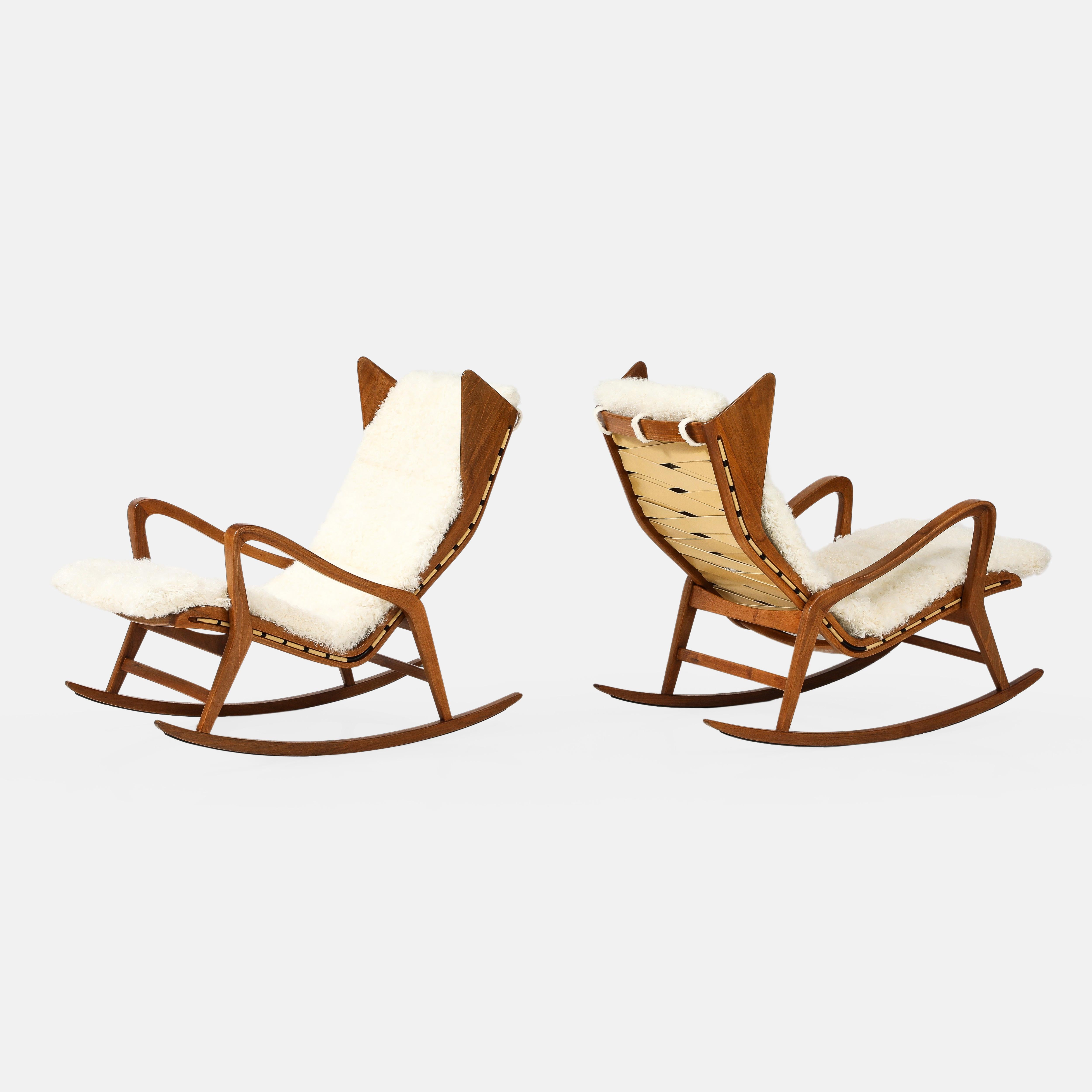 Metà XX secolo Sedie a dondolo in noce Cassina Modello 572 in pelle d'agnello Kalgan avorio, anni '50 in vendita