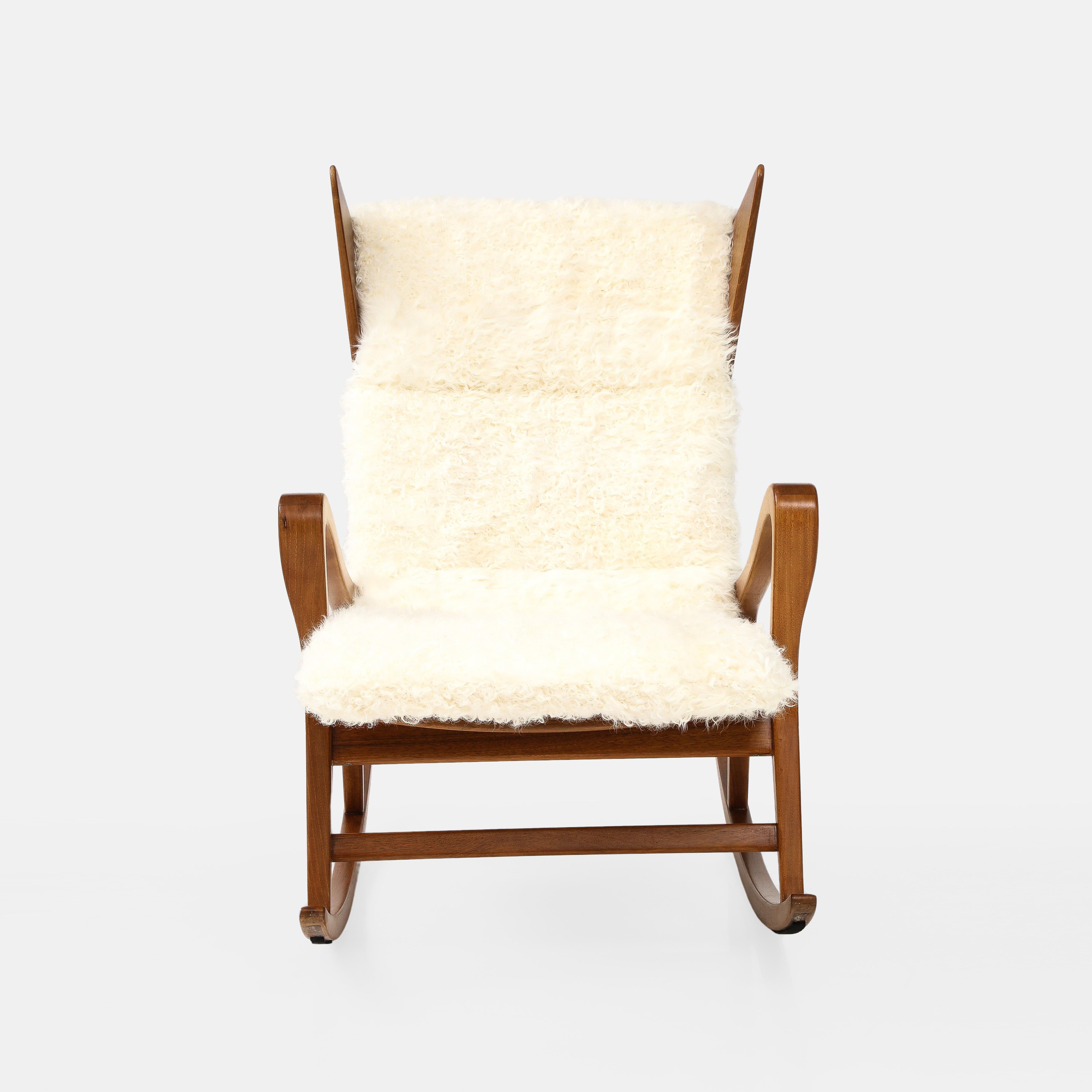 Cassina Walnut Rocking Lounge Chairs Model 572 in Ivory Kalgan Lambskin, 1950s For Sale 1