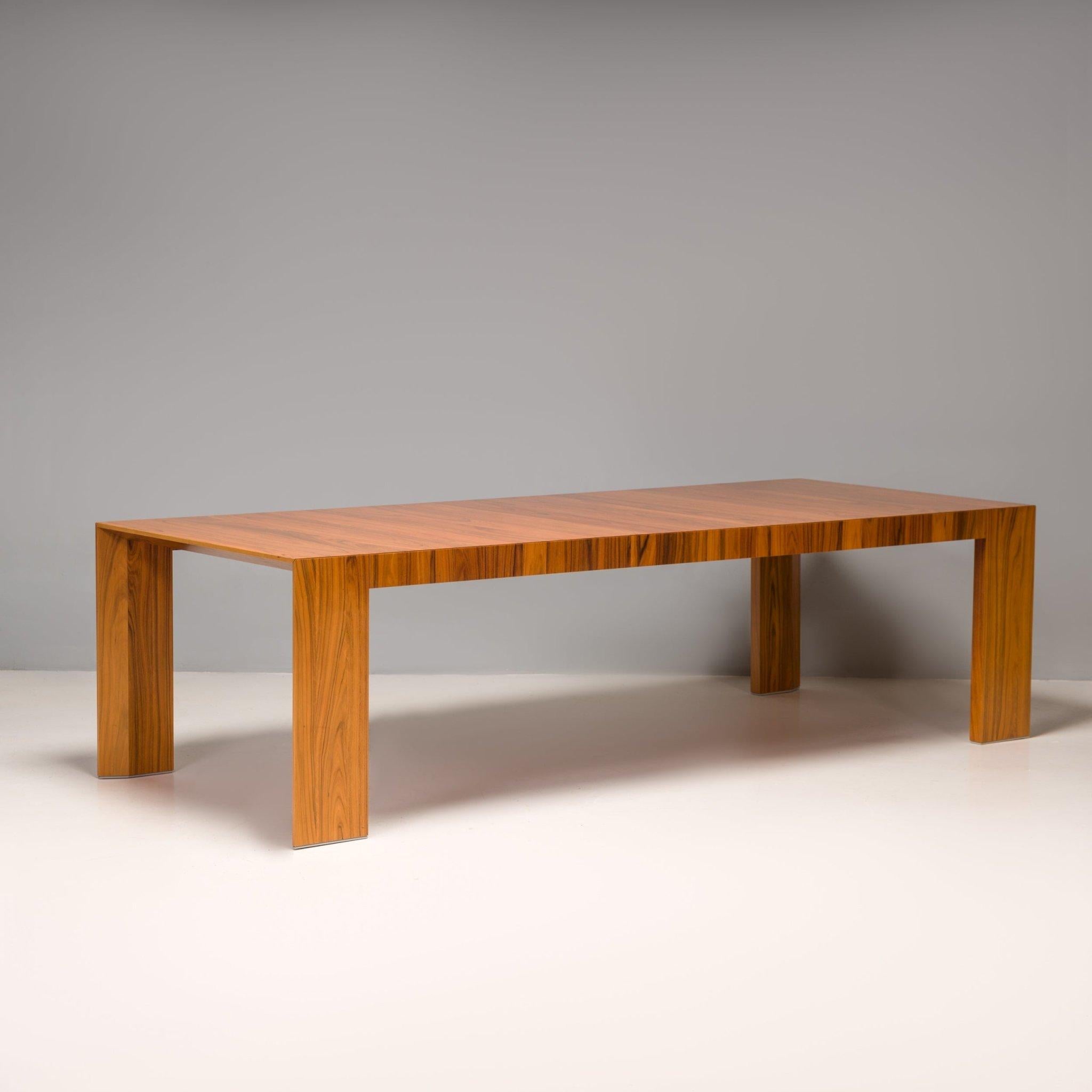 Diseñada originalmente por Hannes Wettstein para Cassina en 2005, la mesa de comedor El Dom es una clase magistral de minimalismo moderno.

Construida en palisandro de santos, el esbelto perfil rectangular de la mesa da la impresión de estar tallada