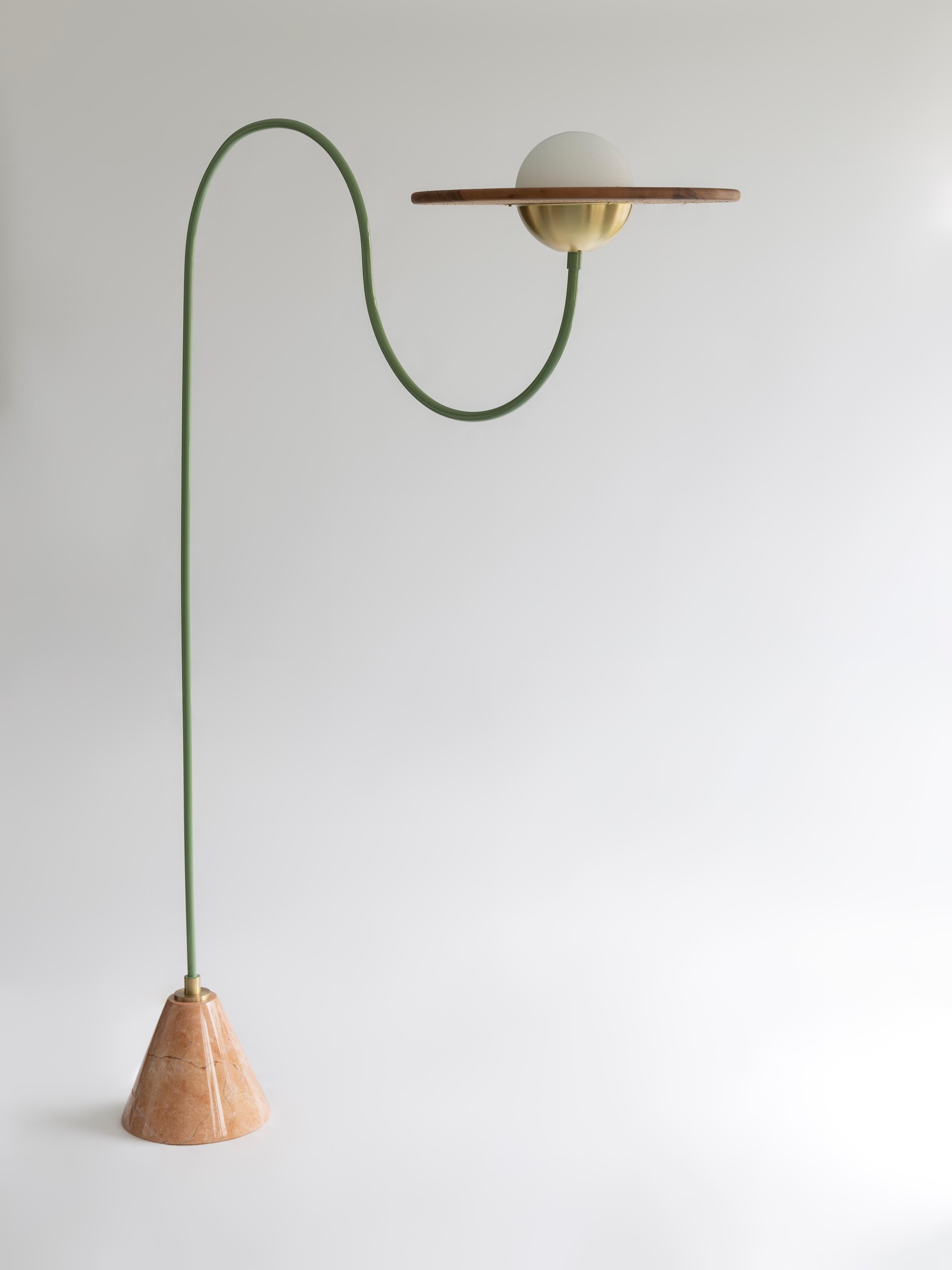 Turco Lampada da terra Cassini Rosa di Merve KAHRAMAN, metallo verde menta e marmo rosa. in vendita